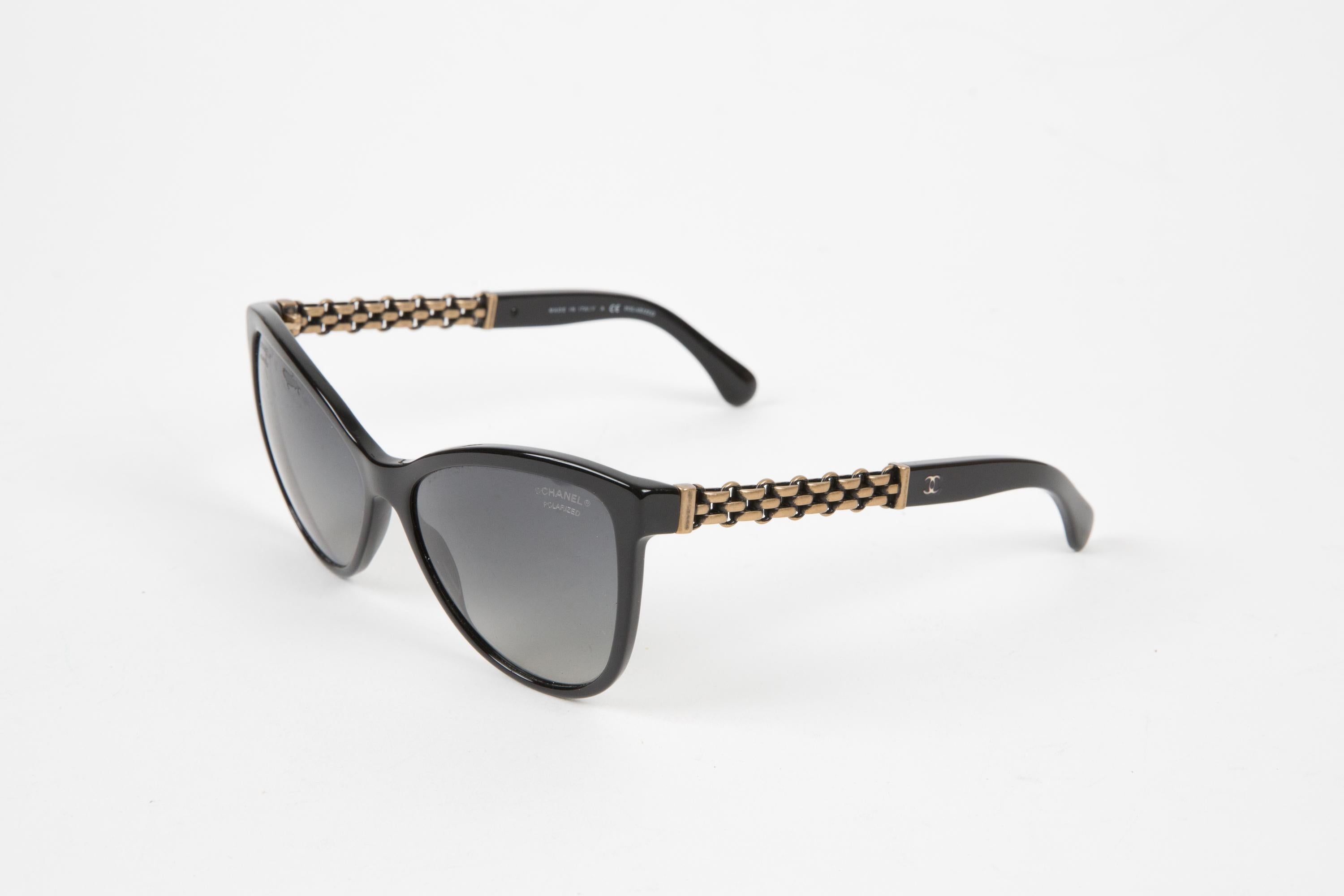 Chanel Schwarze Katzenauge Acetat und Gold Tarnish Ketten Sonnenbrille (Grau) im Angebot