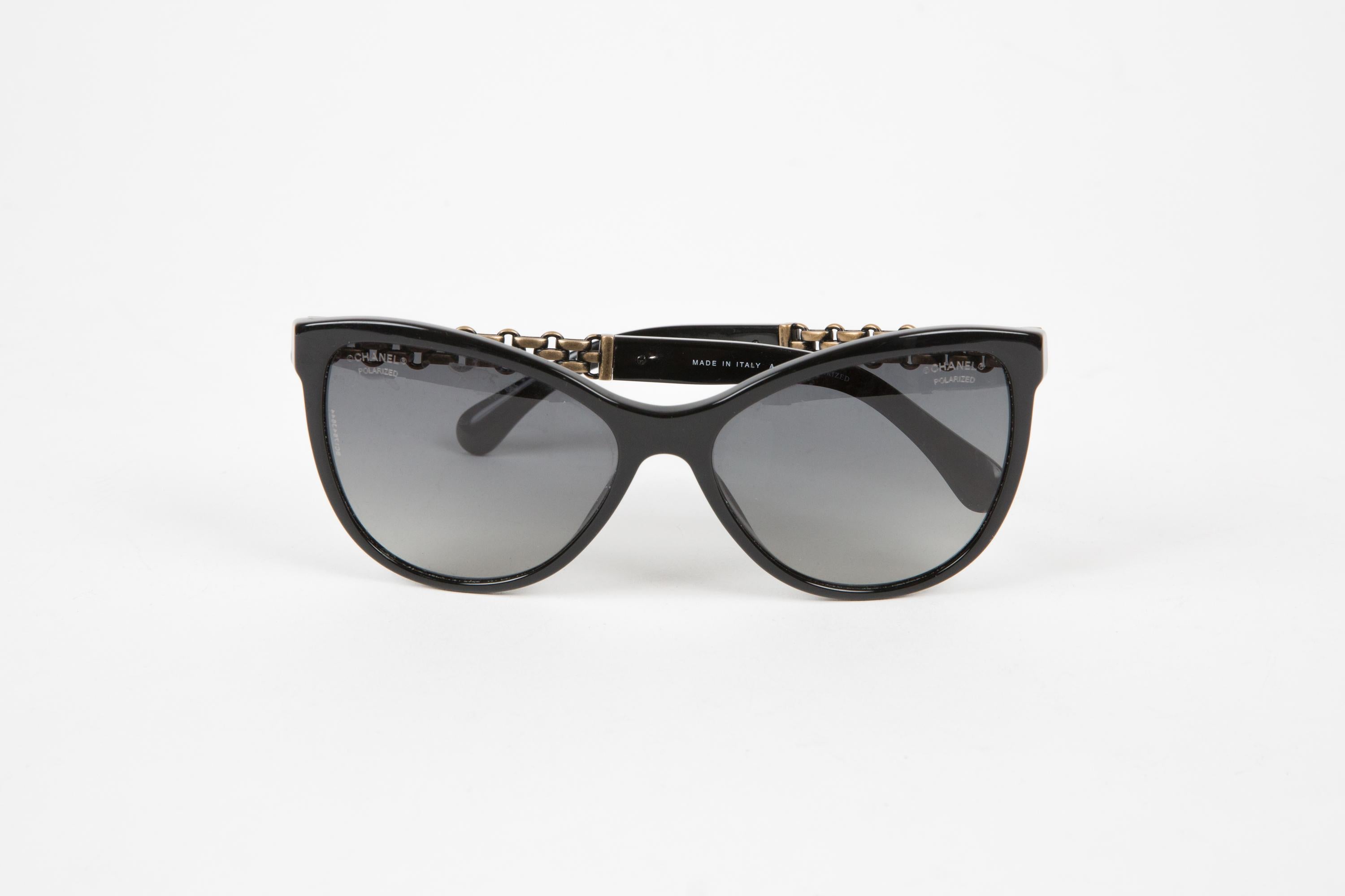 Chanel Schwarze Katzenauge Acetat und Gold Tarnish Ketten Sonnenbrille Damen im Angebot