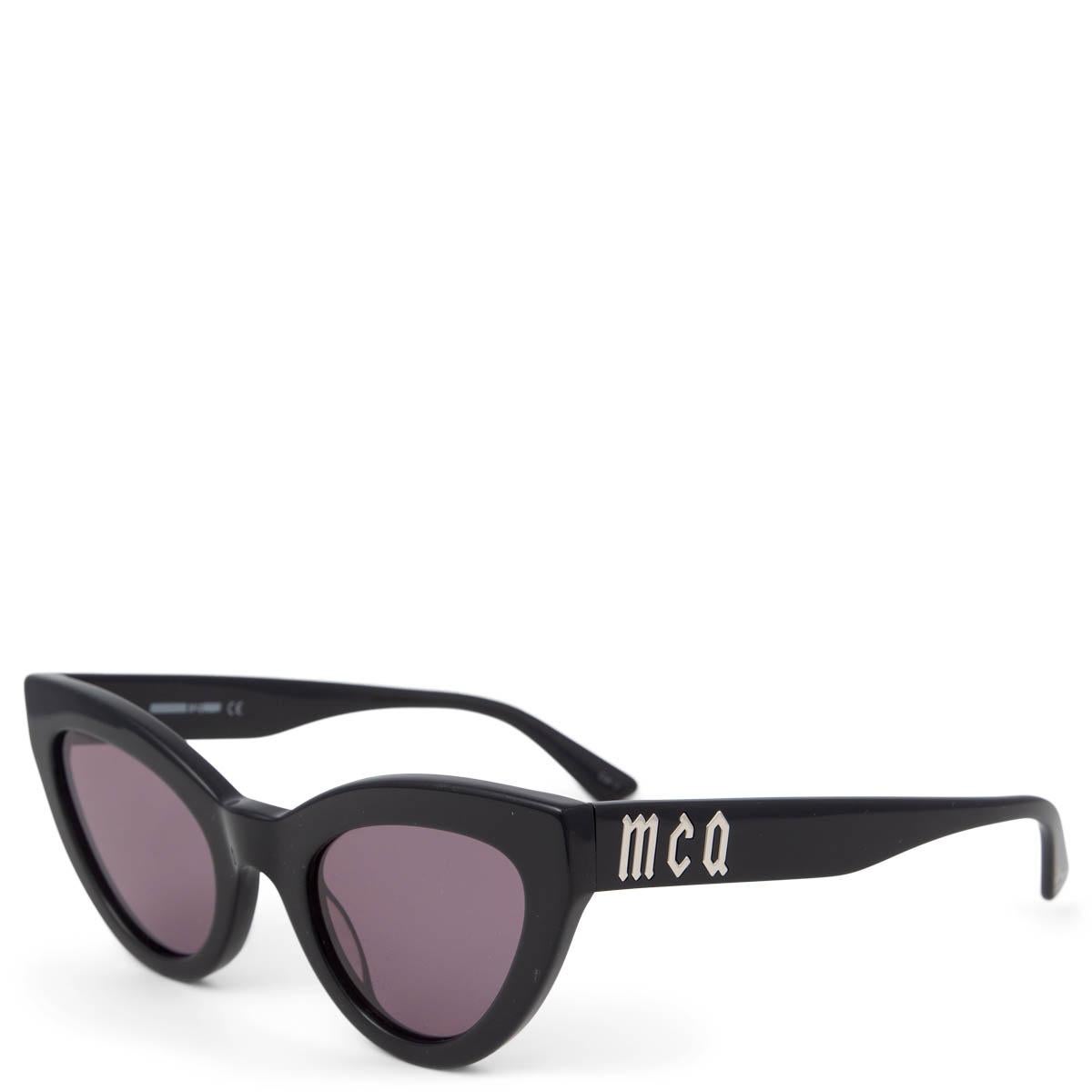 100% authentic Alexander McQueen MQ152S cat-eye sunglasses in black acetate. The sunglasses show some faint scratches on the lenses and on the frame. Overall in good condition. Come with case. 

Measurements
Model	MQ152S
Width	14cm