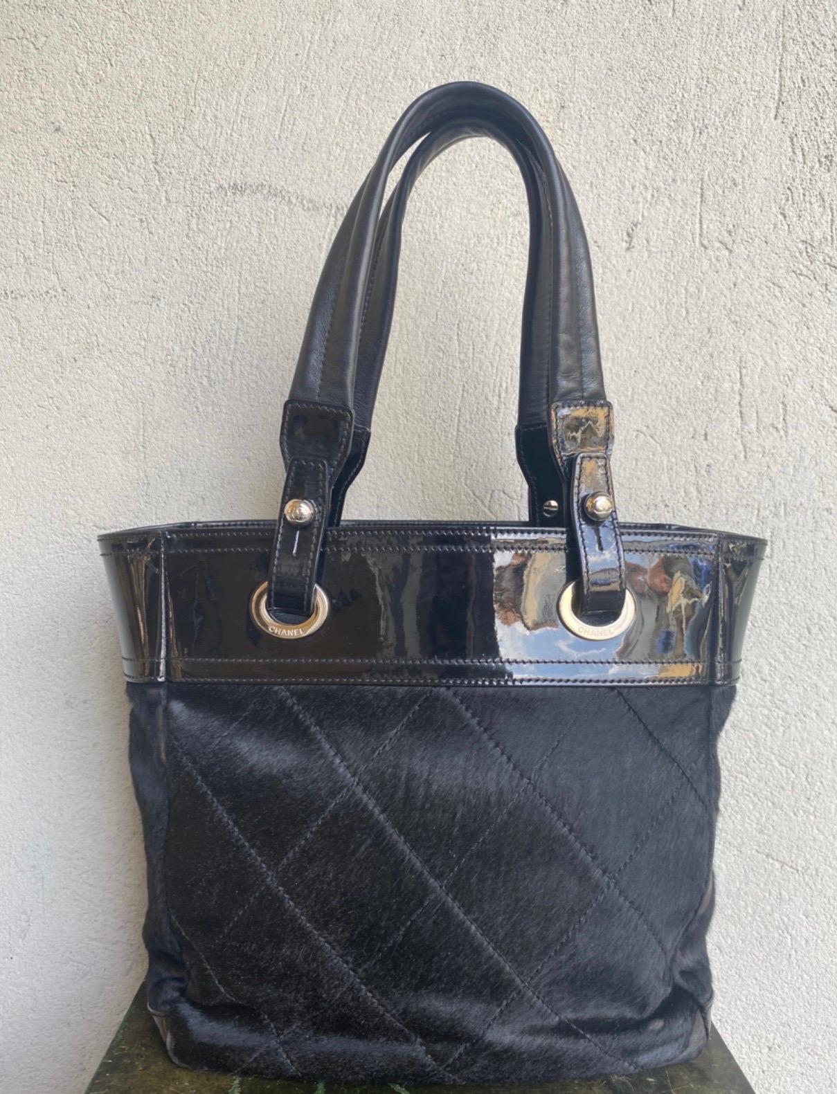 Chanel Shoulder bag in cavallino leather and parts in black leather/patent leather, with iconic CC charms on the front in silver-colored metal, the handles are in leather, the condition of the bag is good, it has been used, it has some spot where