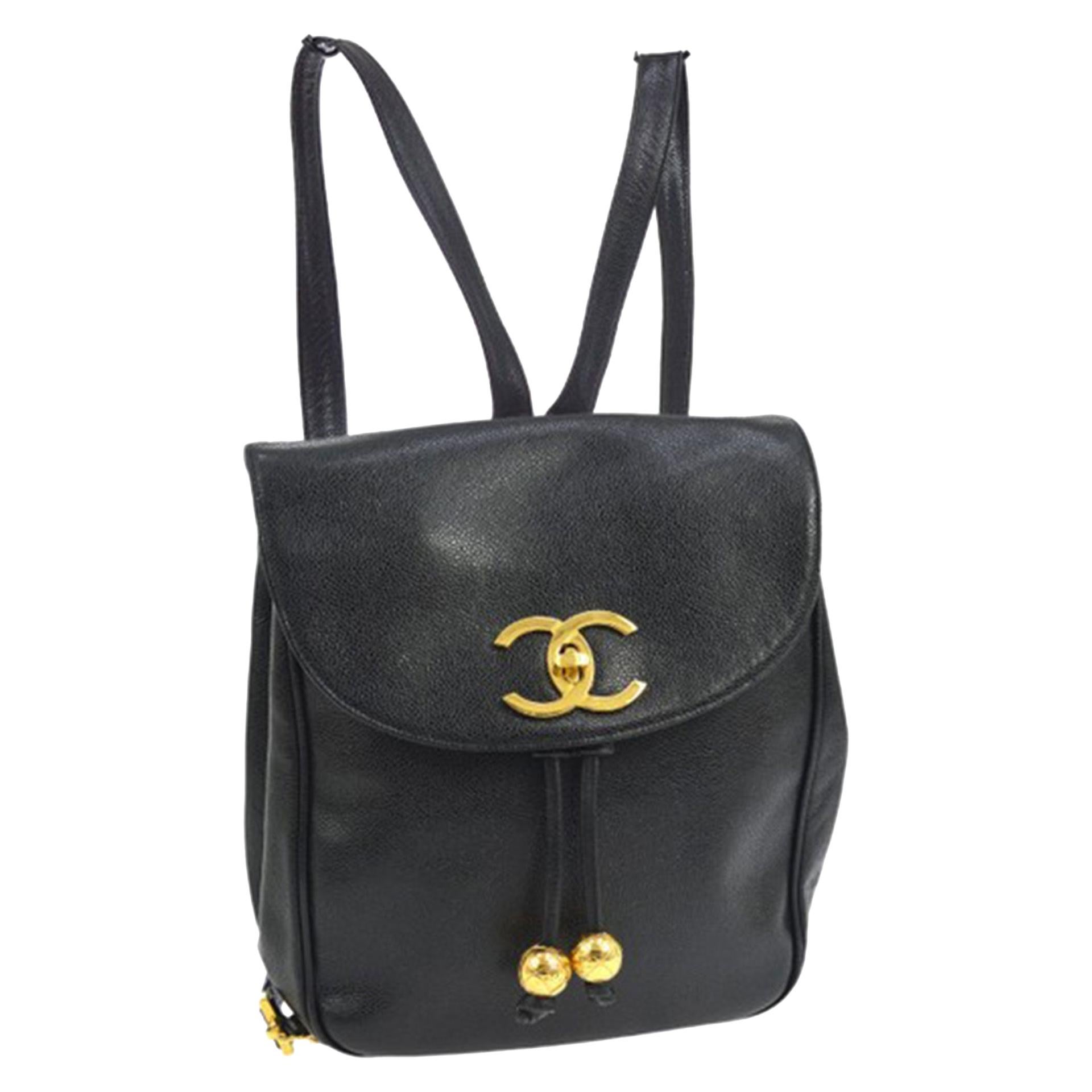 Chanel Black Caviar Backpack Vintage 2 Pocket Ball Charm CC Logo

Sac à dos Chanel en caviar noir avec breloques en forme de boules dorées.
 Ce sac à dos Chanel vintage chic est idéal pour un style quotidien en ville. Depuis les années 1990. 
Les