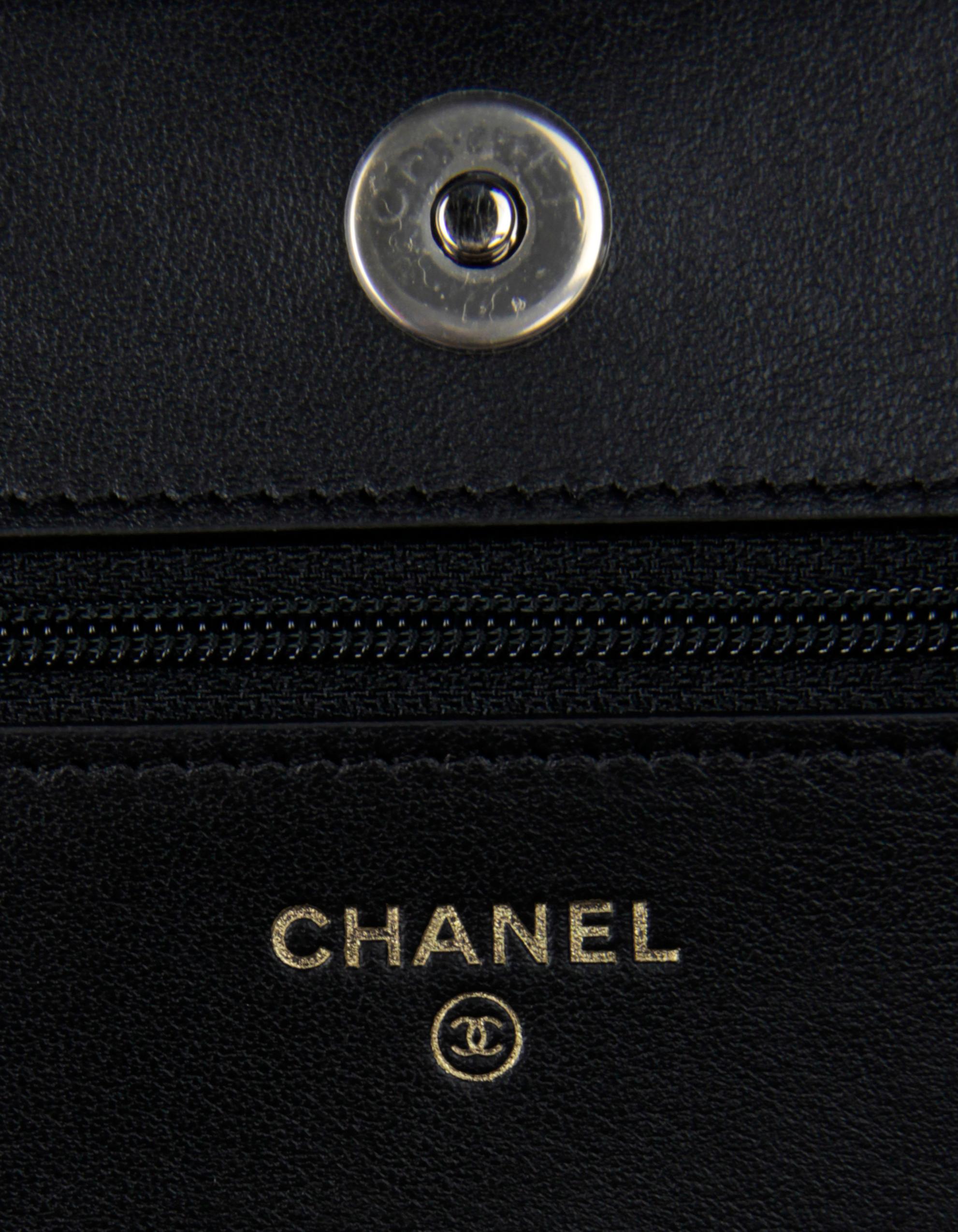 Chanel Schwarz Kaviar Kamelie geprägte Brieftasche an Kette WOC Crossbody/ Clutch Tasche 3
