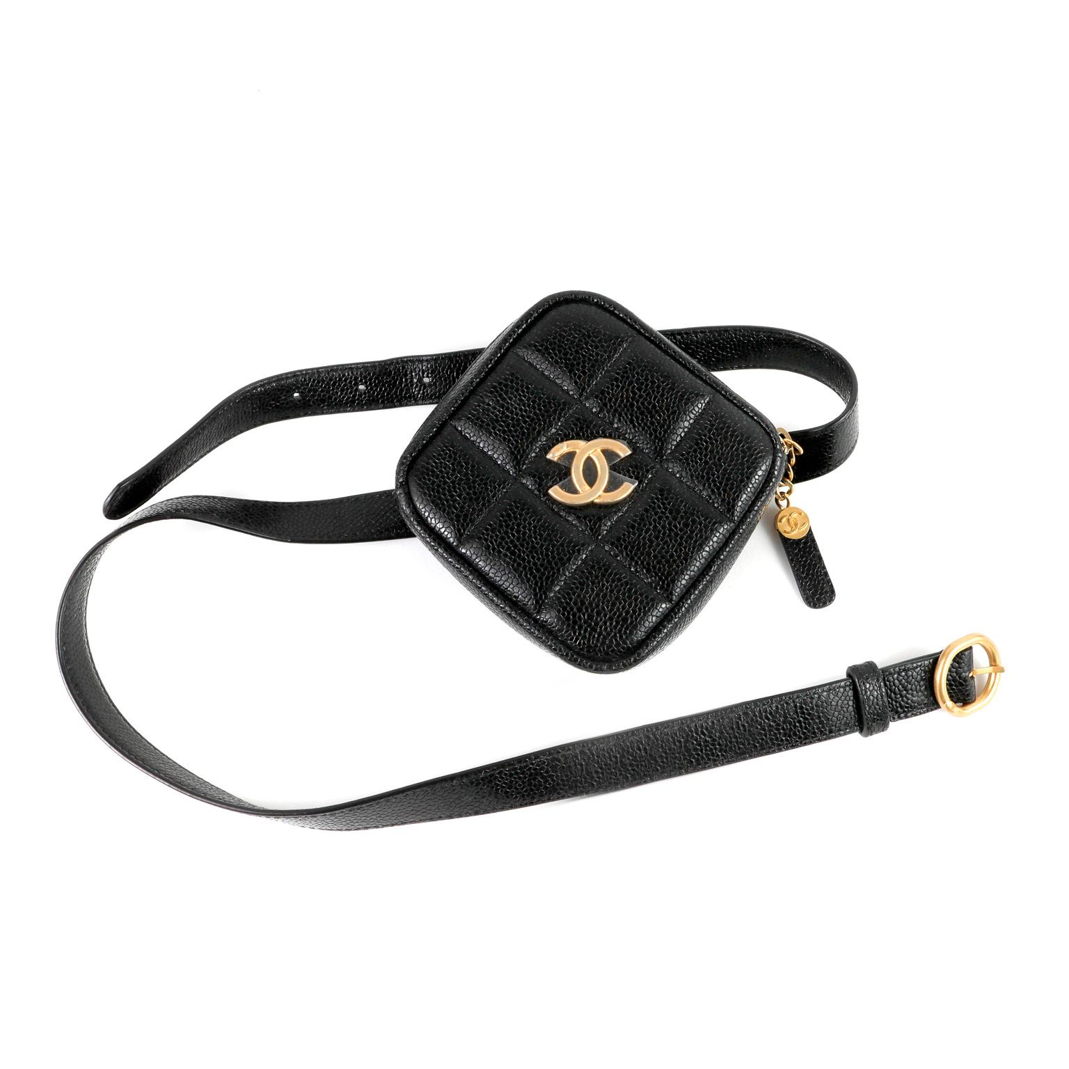 Noir Chanel - Sac à ceinture en cuir caviar noir en vente