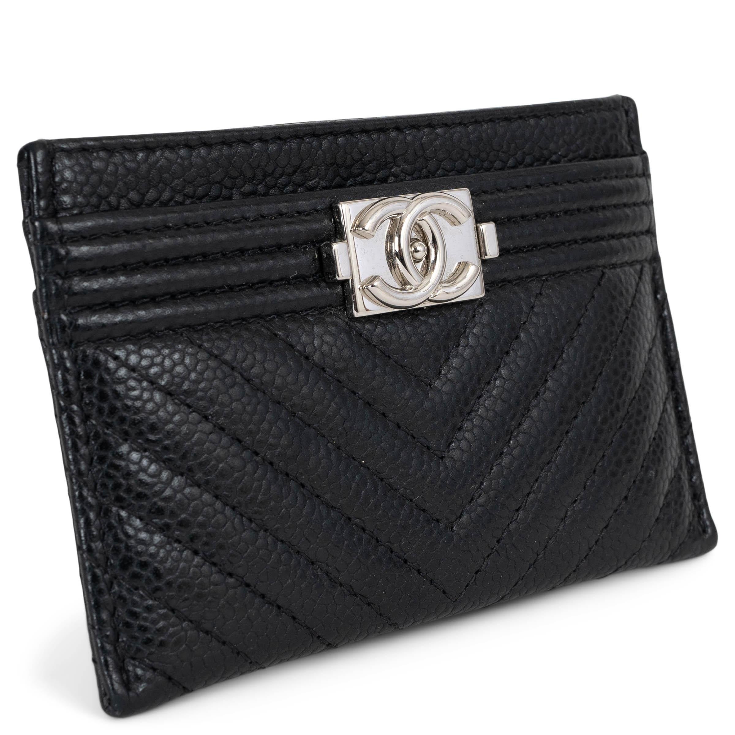Questo portafoglio per carte di credito Chanel Boy, autentico al 100%, è realizzato in pelle nera matelassé al caviale, nota per la sua texture lussuosa e la sua resistenza. Caratterizzato dall'hardware argentato in stile Boy e da un sottile