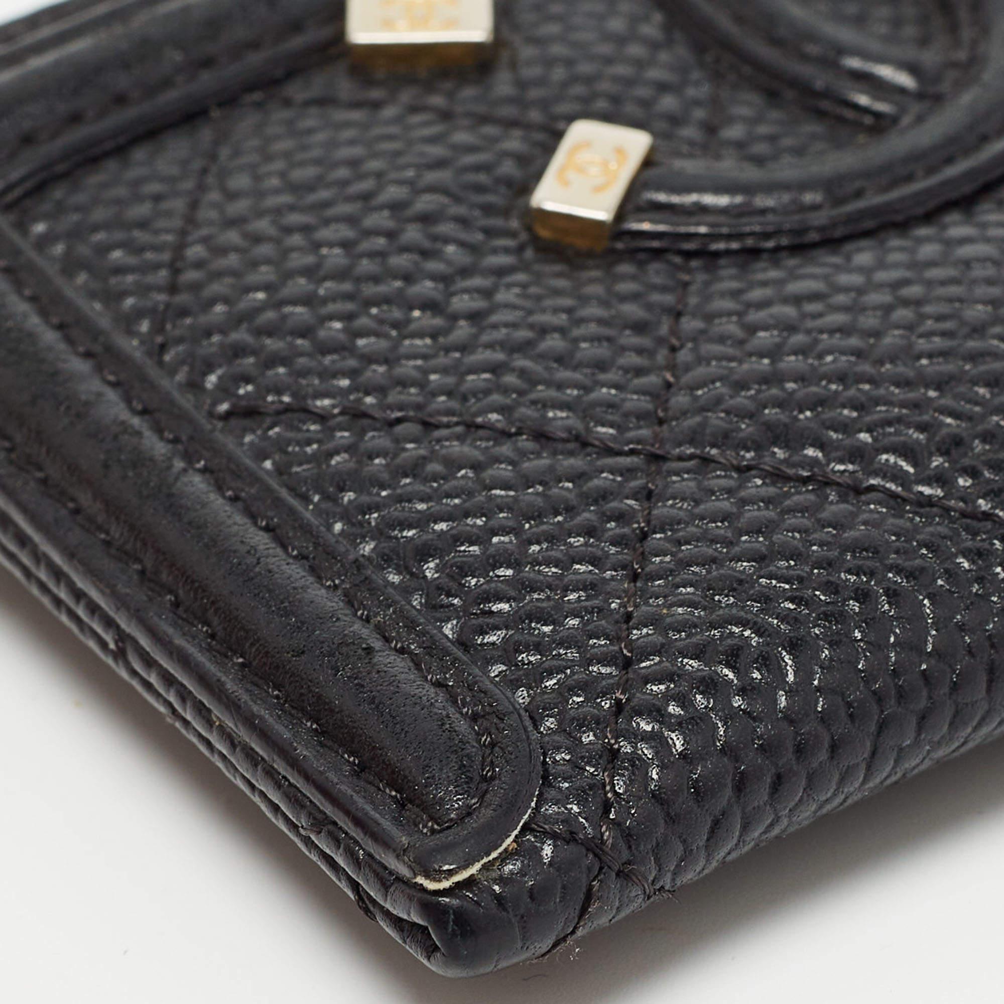 Chanel Filigraner Kartenetui aus schwarzem Kaviarleder CC in Schwarz im Angebot 6