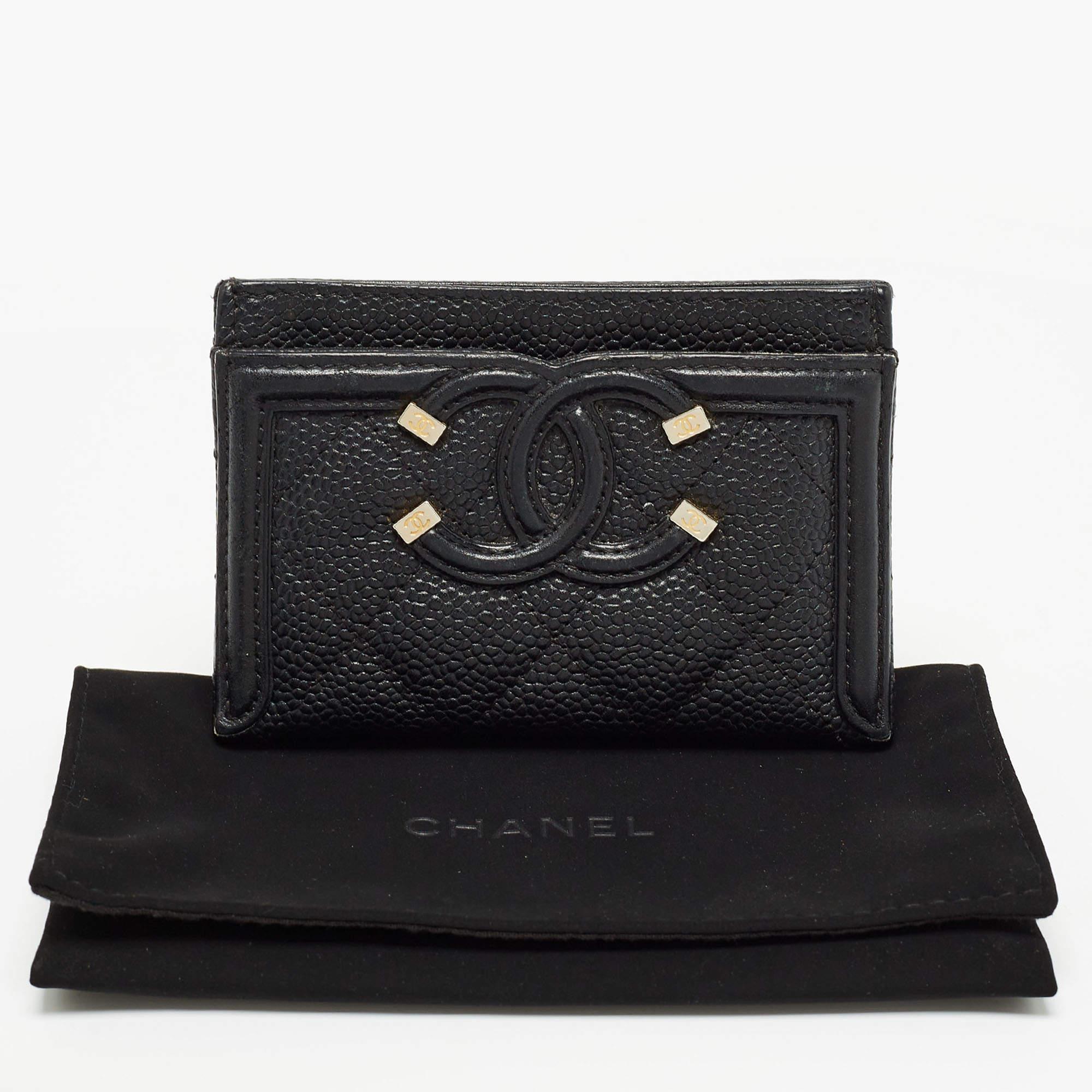 Chanel Filigraner Kartenetui aus schwarzem Kaviarleder CC in Schwarz im Angebot 7