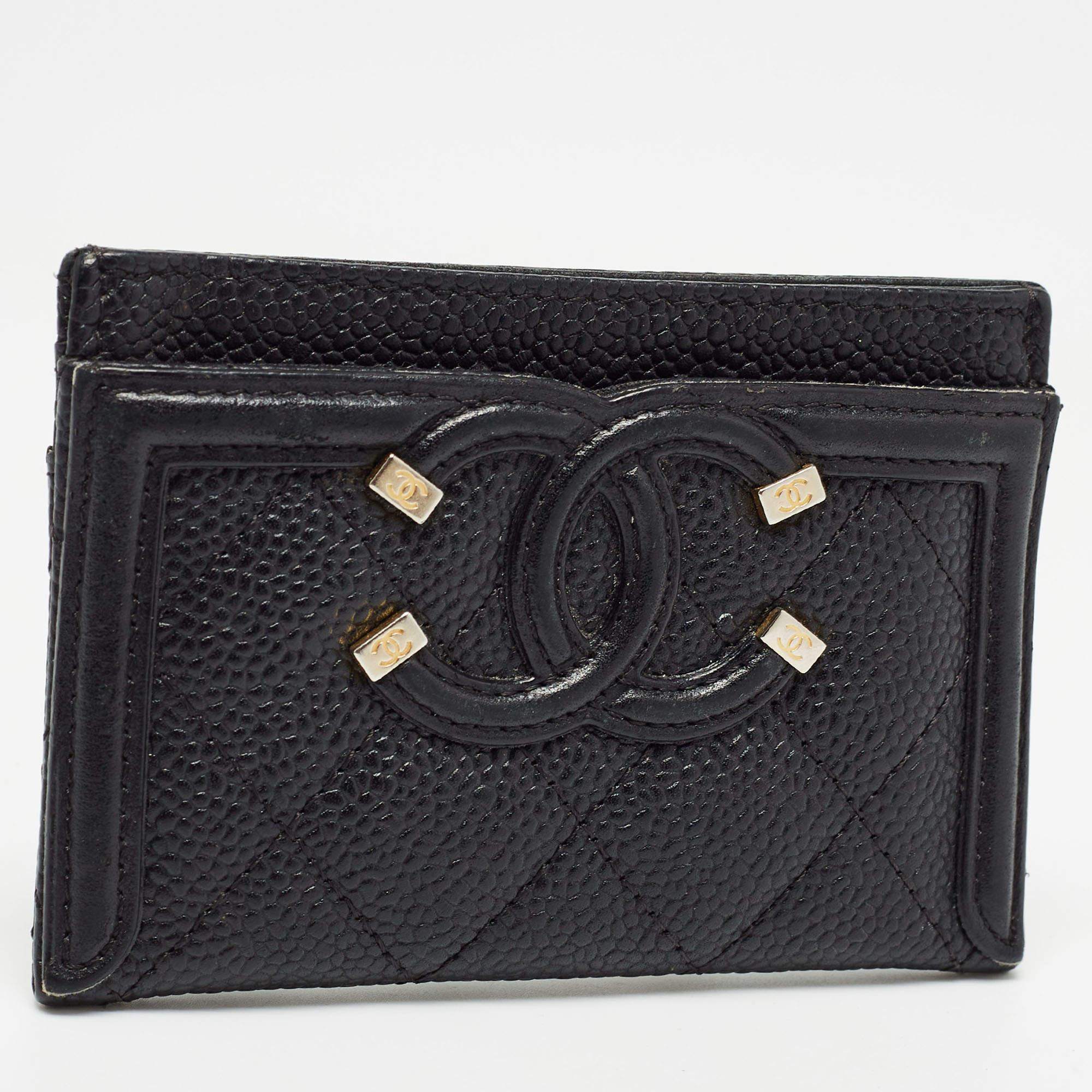 Conçu à la perfection et fabriqué à partir de cuir de caviar de qualité supérieure, ce porte-cartes peut devenir votre accessoire indispensable. En apportant élégance et classe à votre poche, cette création de Chanel est stylée et pratique. Il