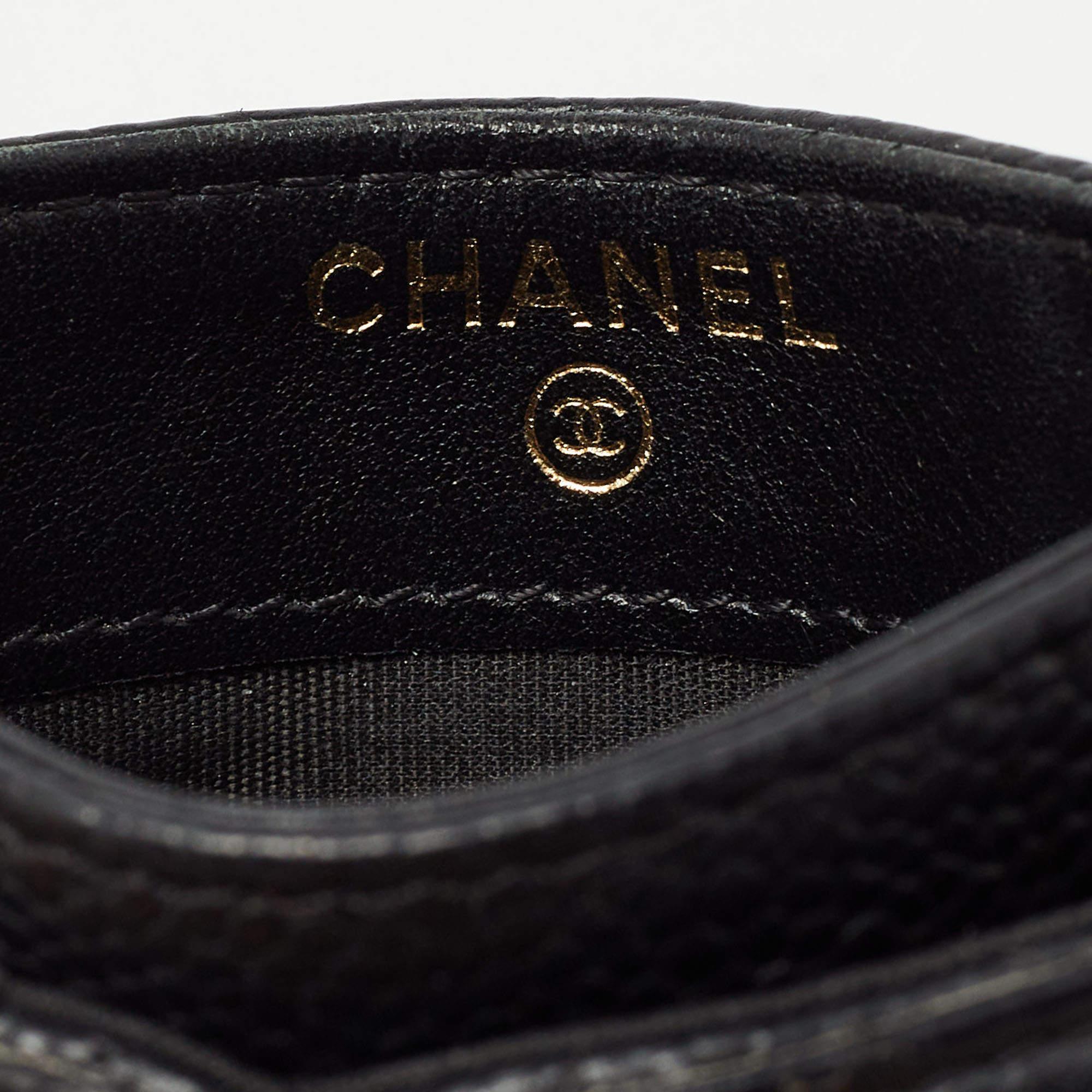 Chanel Filigraner Kartenetui aus schwarzem Kaviarleder CC in Schwarz im Zustand „Gut“ im Angebot in Dubai, Al Qouz 2