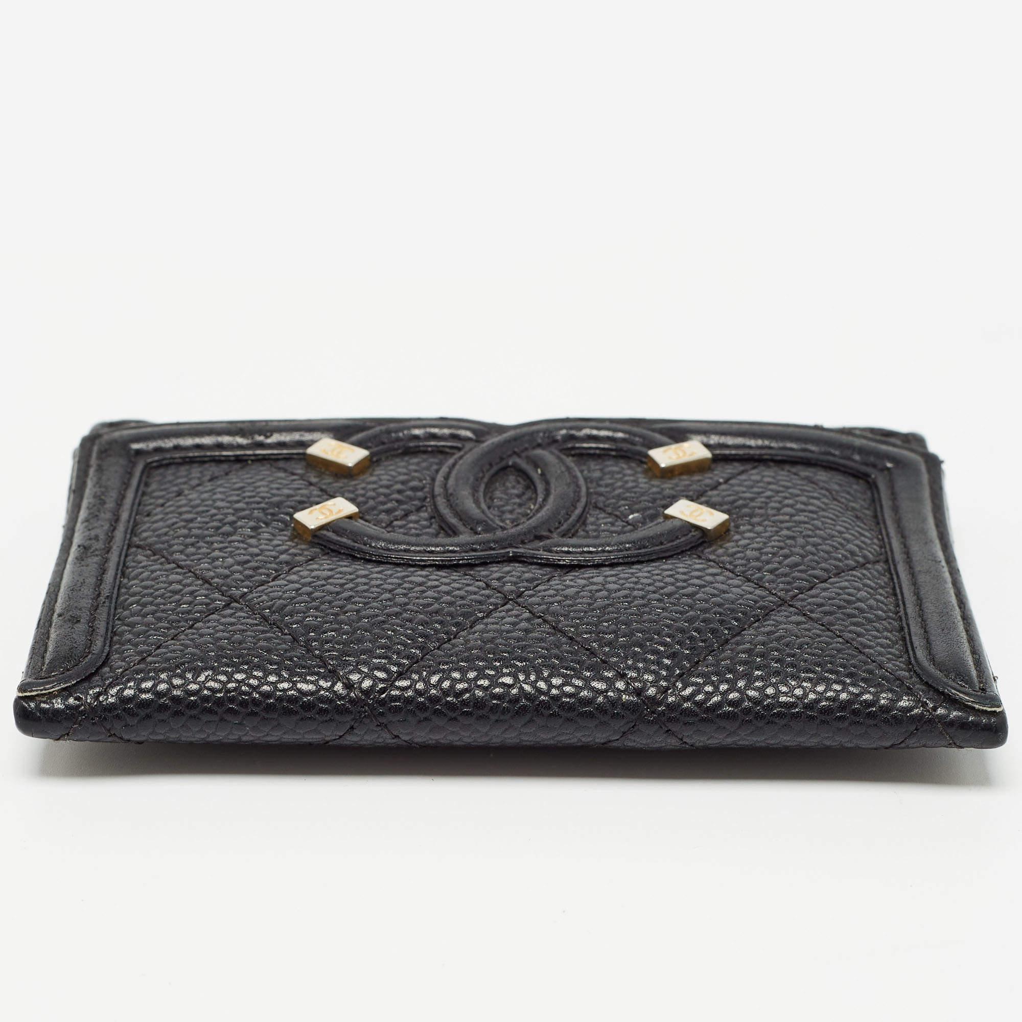 Chanel - Porte-cartes CC filigrane en cuir caviar noir Pour femmes en vente