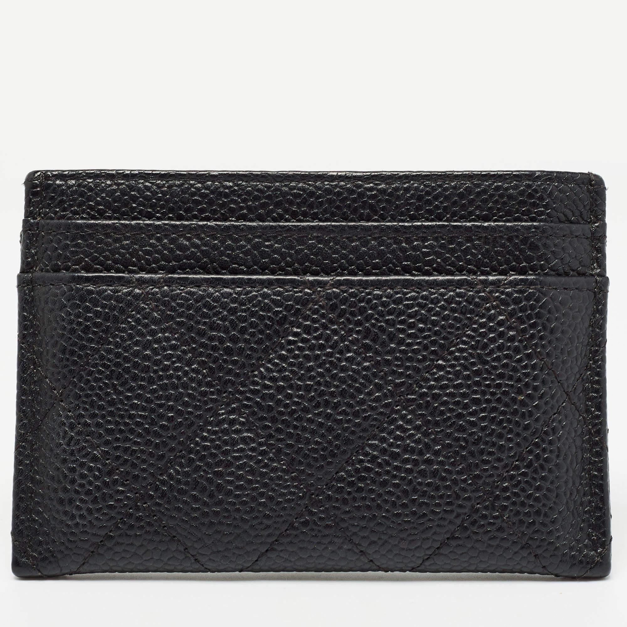 Chanel Filigraner Kartenetui aus schwarzem Kaviarleder CC in Schwarz im Angebot 1