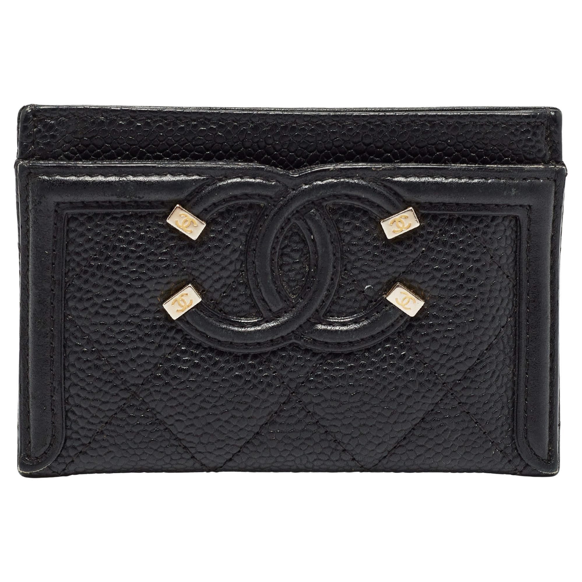 Chanel Filigraner Kartenetui aus schwarzem Kaviarleder CC in Schwarz im Angebot