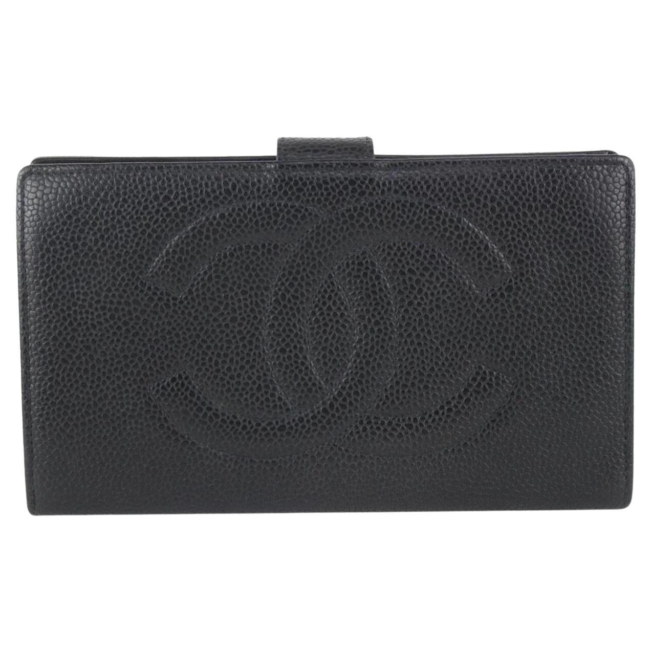 Chanel - Portefeuille à rabat long en cuir caviar noir avec logo CC 104c55 en vente