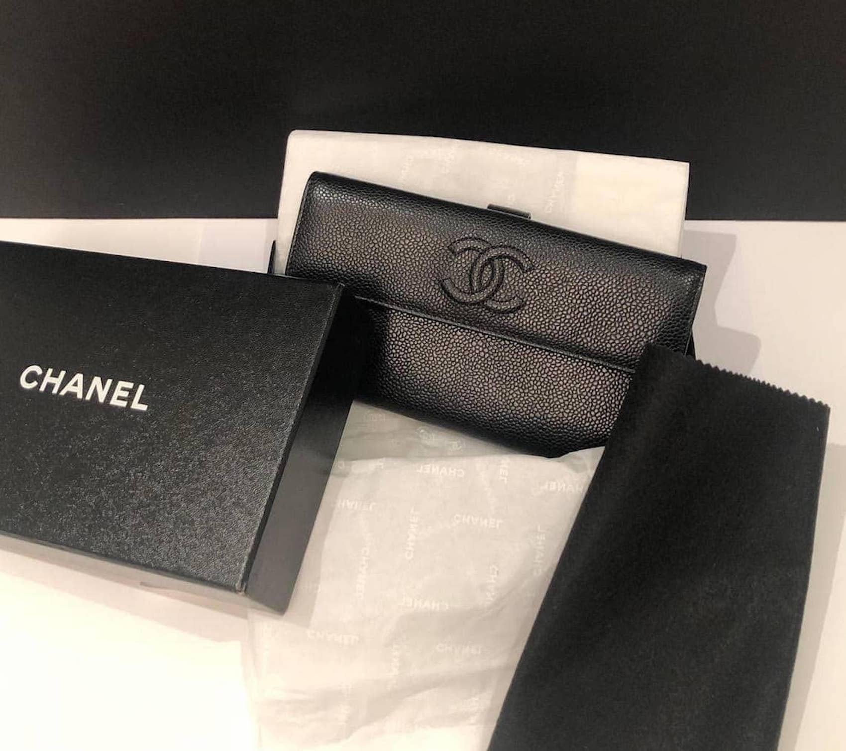 CHANEL Black Caviar Leather CC Logo Long Snap Bifold Wallet 2010 W/Box
A stylish pre-owned hardy worn, 2010-2011 Chanel Bi-Fold long wallet handcrafted from luxurious black grained caviar calfskin leather with silver hardware. Black colour, large CC