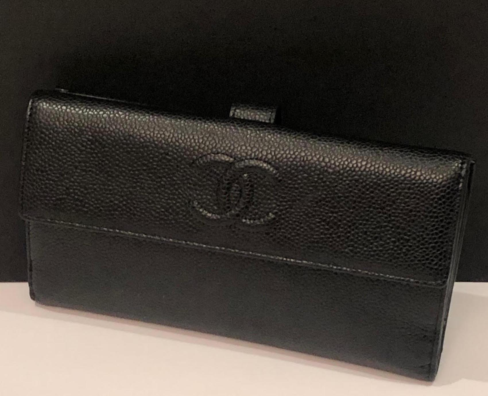 CHANEL Black Caviar Leather CC Logo Long Snap Bifold Wallet 2010 W/Box In Excellent Condition For Sale In London, GB