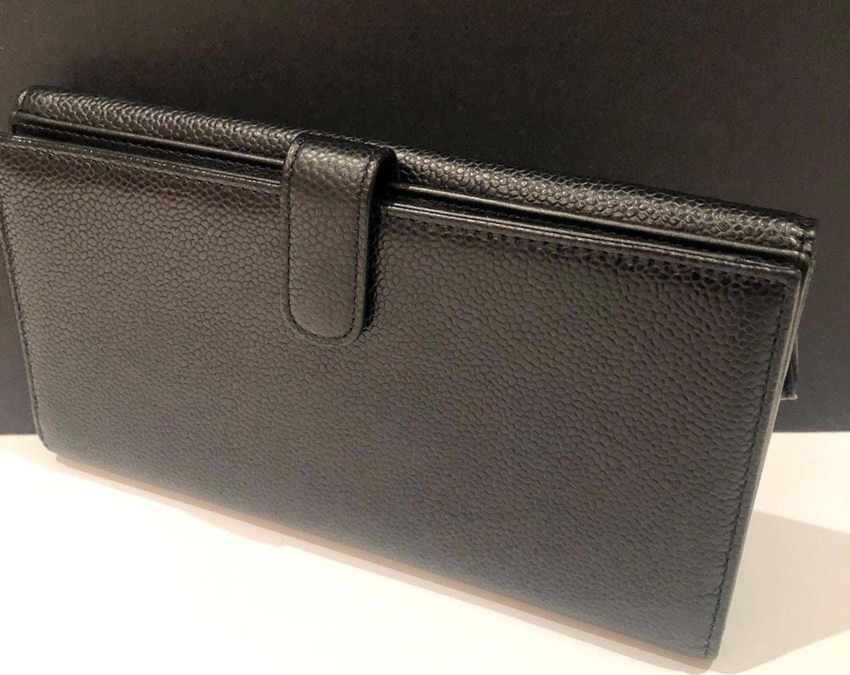 CHANEL - Portefeuille en cuir texturé noir à rabat avec logo CC, 2010 avec boîte Unisexe en vente