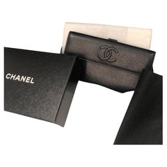 CHANEL Schwarze lange CC-Logo-Brieftasche mit Schnappverschluss aus Leder in Kaviar 2010 mit Box