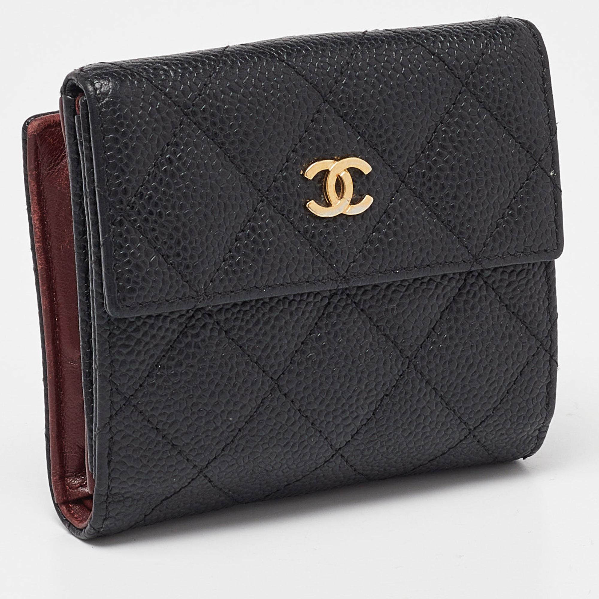 This gorgeous wallet from the house of Chanel is crafted from leather and carries the signature quilted pattern all over the exterior. Styled with a CC-adorned flap, the wallet is equipped with card slots and a pocket to carry your necessities.