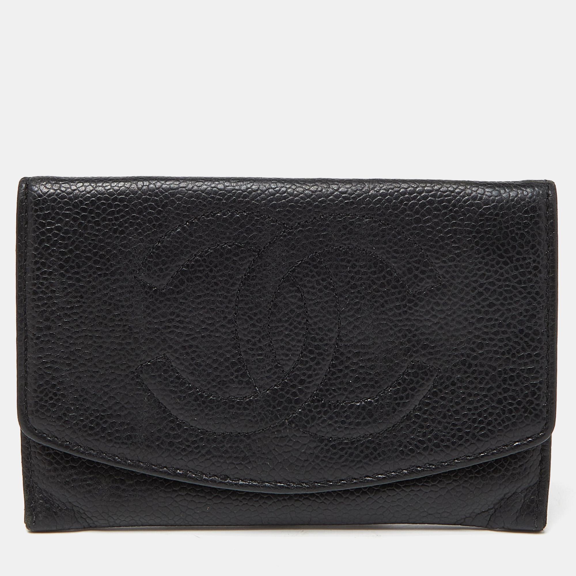 Ce portefeuille Chanel CC est un équilibre parfait entre sophistication et utilité rationnelle. Il a été conçu à partir de matériaux de première qualité et rehaussé par une finition élégante. La création est équipée d'un grand espace pour vos