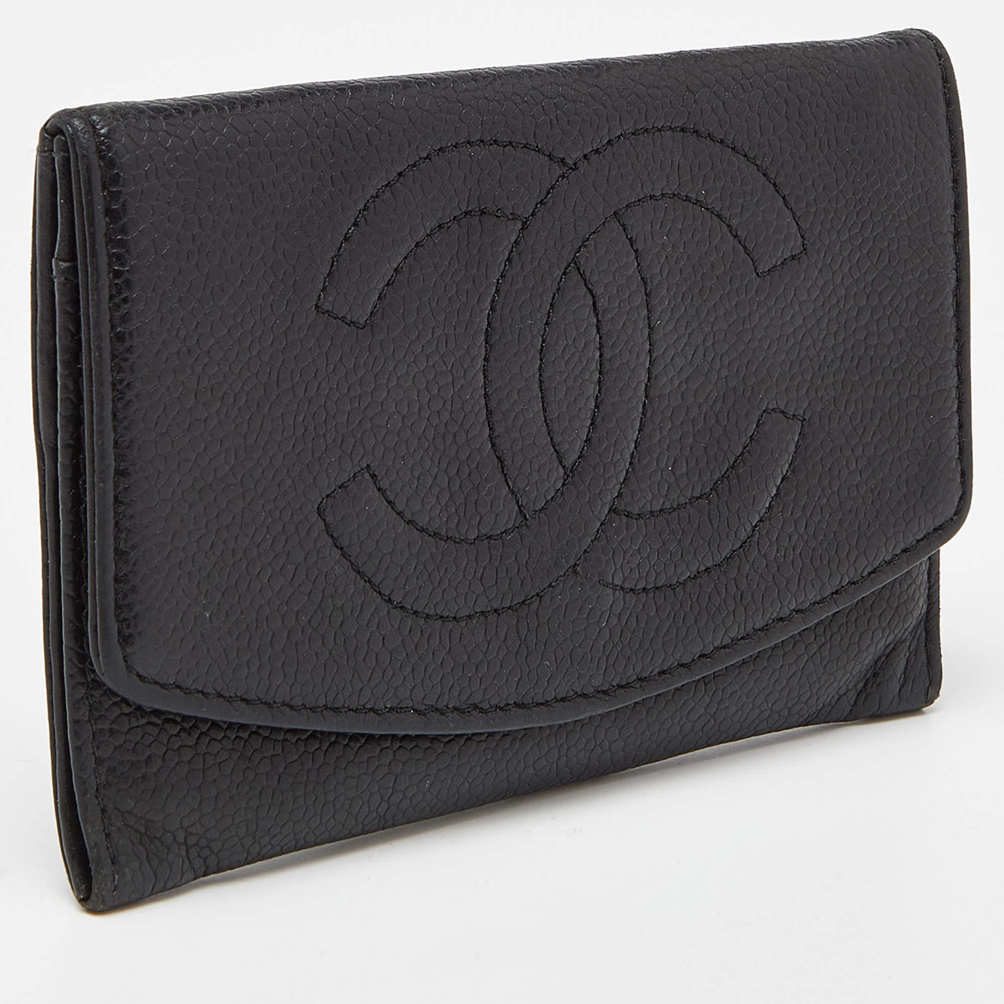 Ce portefeuille Chanel CC est un équilibre parfait entre sophistication et utilité rationnelle. Il a été conçu à partir de matériaux de première qualité et rehaussé par une finition élégante. La création est équipée d'un grand espace pour vos