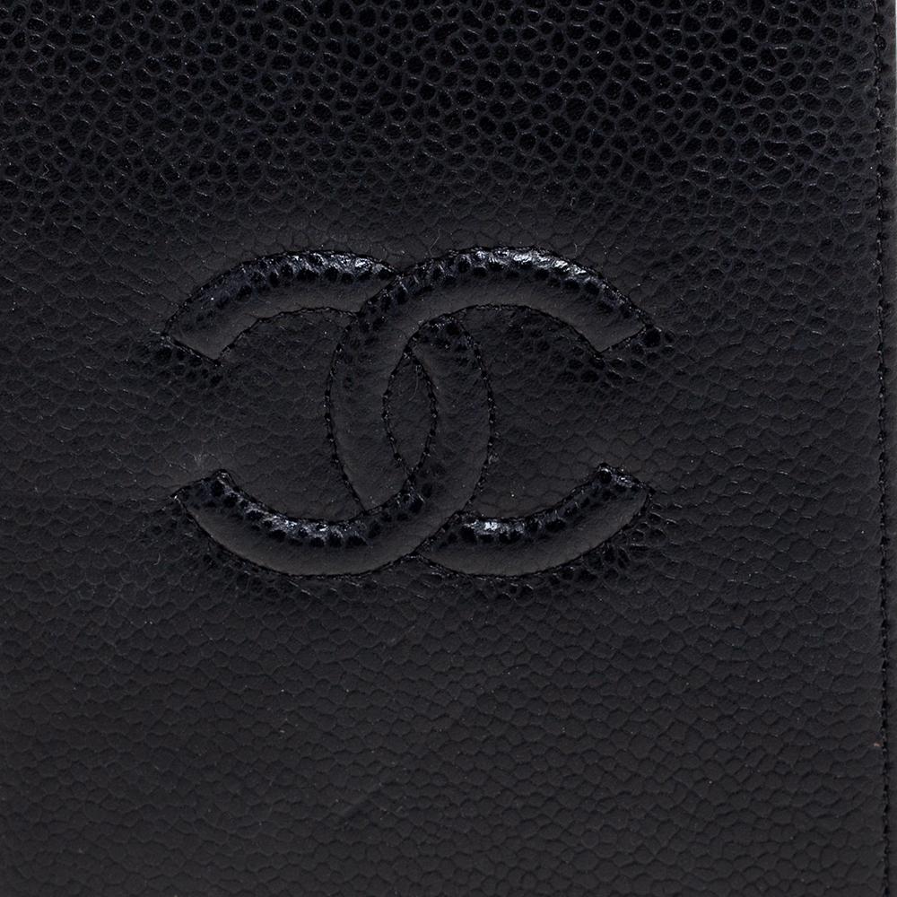 Carry your travel documents in style with this Chanel passport holder. Crafted from leather, this cover opens up to a functional interior. It has space for your passport and cards.

