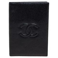 Chanel - Couverture de porte-passeport intemporelle CC en cuir caviar noir