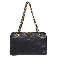 CHANEL Kleine Umhängetasche aus schwarzem Kaviarleder Chevron mit Goldbeschlägen