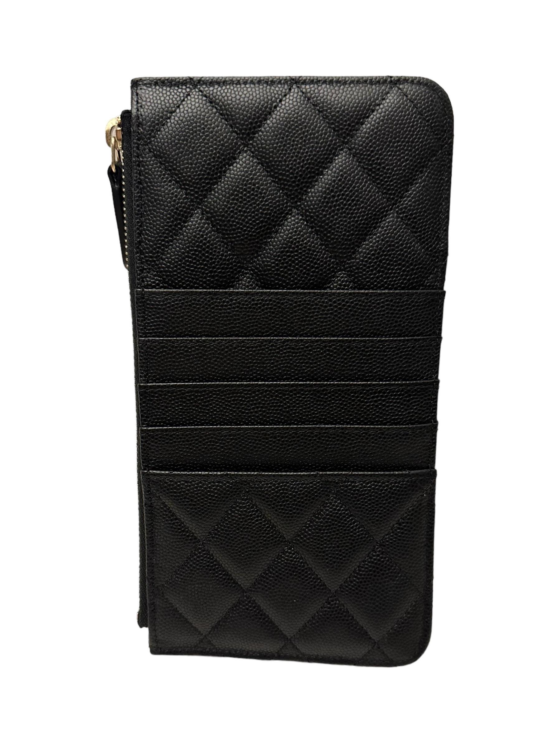 This pre-owned but new flat wallet from the house of Chanel is crafted in the iconic black caviar leather.
It features the signature interlocking CC logo, a slip pocket to the front, card slots to the back, a top zip fastening to the main