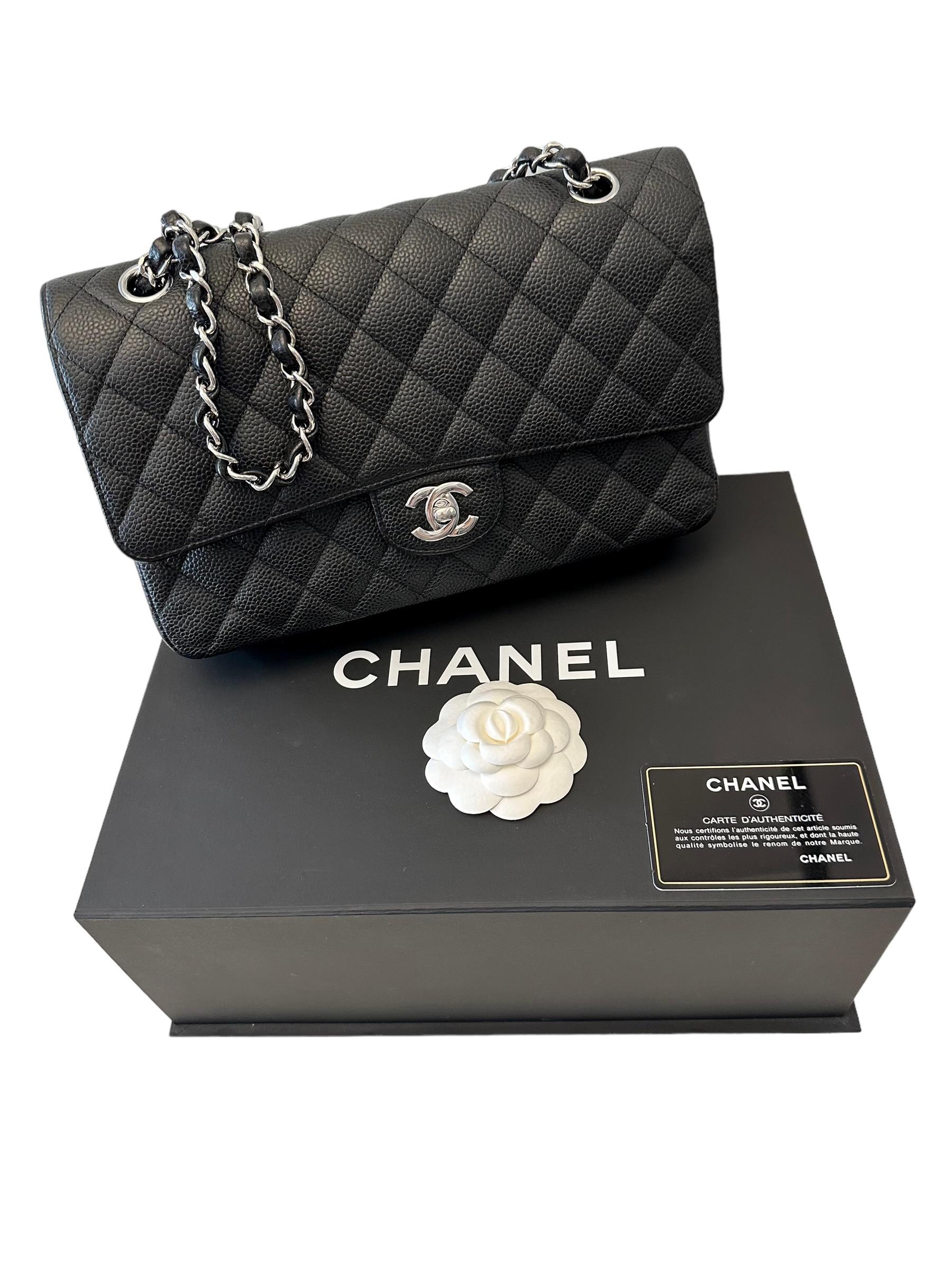 The Chanel Timeless is the ultimate companion for any occasion. 
Our pre-owned Timeless in medium size is in excellent condition. As it is made in France, its quality and finish are perfect.
It is crafted from black caviar leather and is topped with