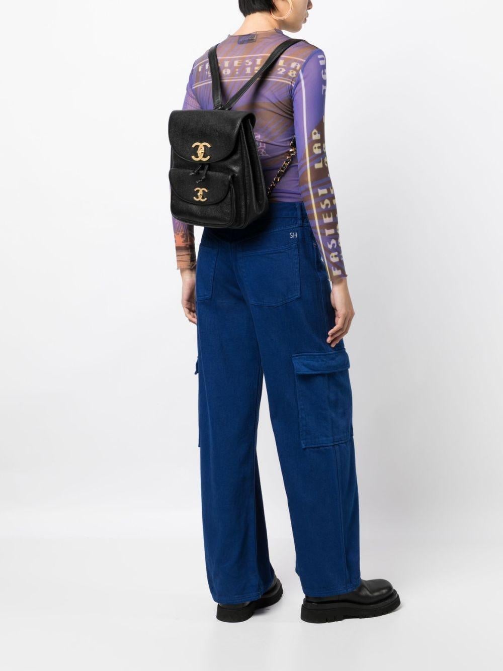 Chanel 1994 Vintage Caviar Black Leather Drawstring Double Pocket Duma Backpack (Zaino con doppia tasca)

1994-1996 zaino con aletta CC ad incastro

Hardware placcato oro 24k
Pelle nera al caviale
Chiusura con patta con blocco a rotazione
2 tasche