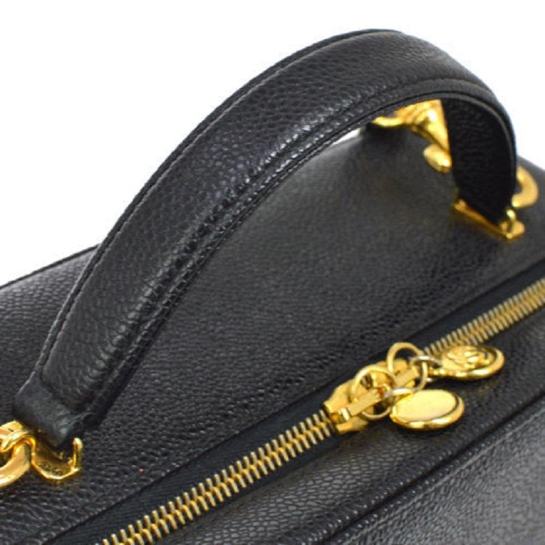 Pre-Owned Vintage Condition
From 1999 Collection
Caviar Leather
Gold Tone Hardware
Measures 10.5