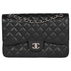 CHANEL Klassische Jumbo-Doppelklappen-Tasche aus schwarzem Kaviarleder
