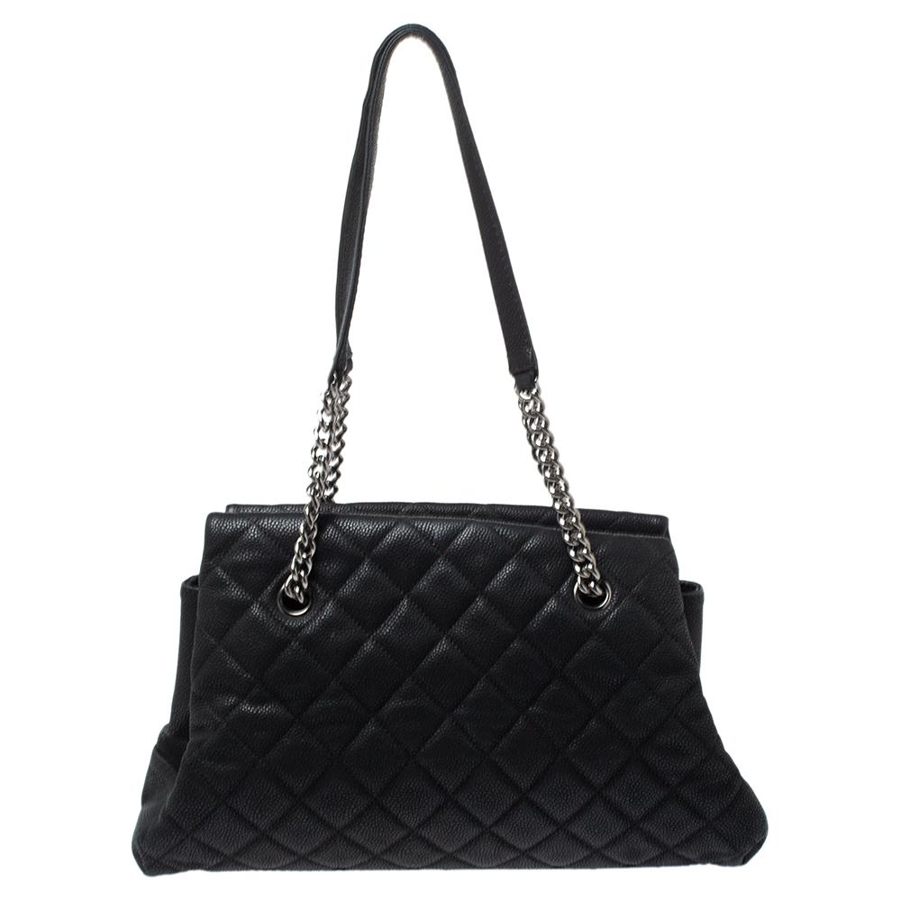 This pretty Lady Pearly tote from Chanel is crafted from leather and features the iconic quilted pattern throughout the exterior. It has chain and leather straps as well as the iconic CC logo in silver-tone on the front. The snap button fastening on