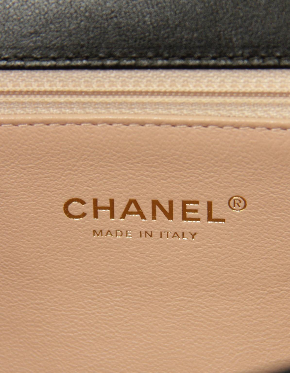 Chanel Bolso Crossbody Filigrana CC Mediano de Piel Caviar Negra en venta 5