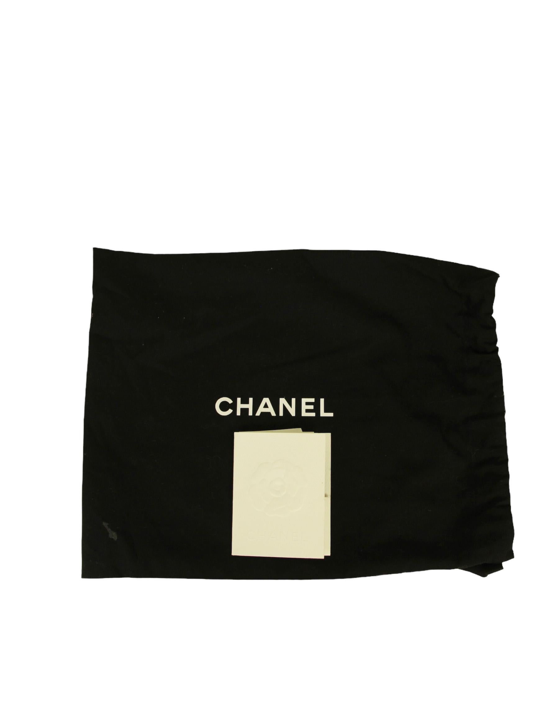 Chanel Bolso Crossbody Filigrana CC Mediano de Piel Caviar Negra en venta 8