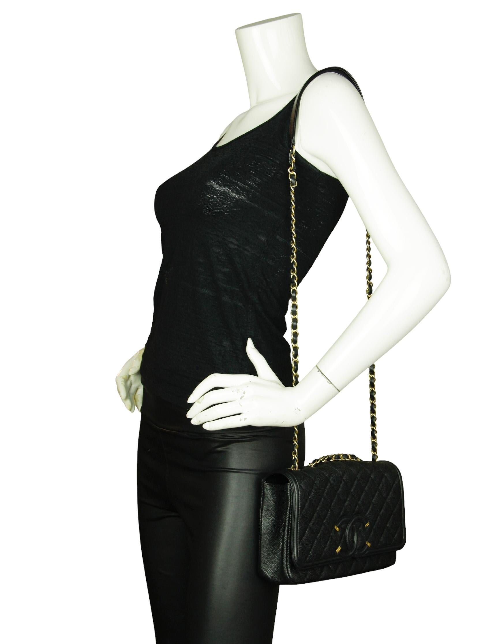 Chanel Bolso Crossbody Filigrana CC Mediano de Piel Caviar Negra

Fabricado en: Italia
Año de producción: 2017
Color: Negro
Herrajes: Goldtone
Materiales: Piel de caviar negra
Forro: Piel rubor lisa
Cierre/Apertura: Solapa superior con imán