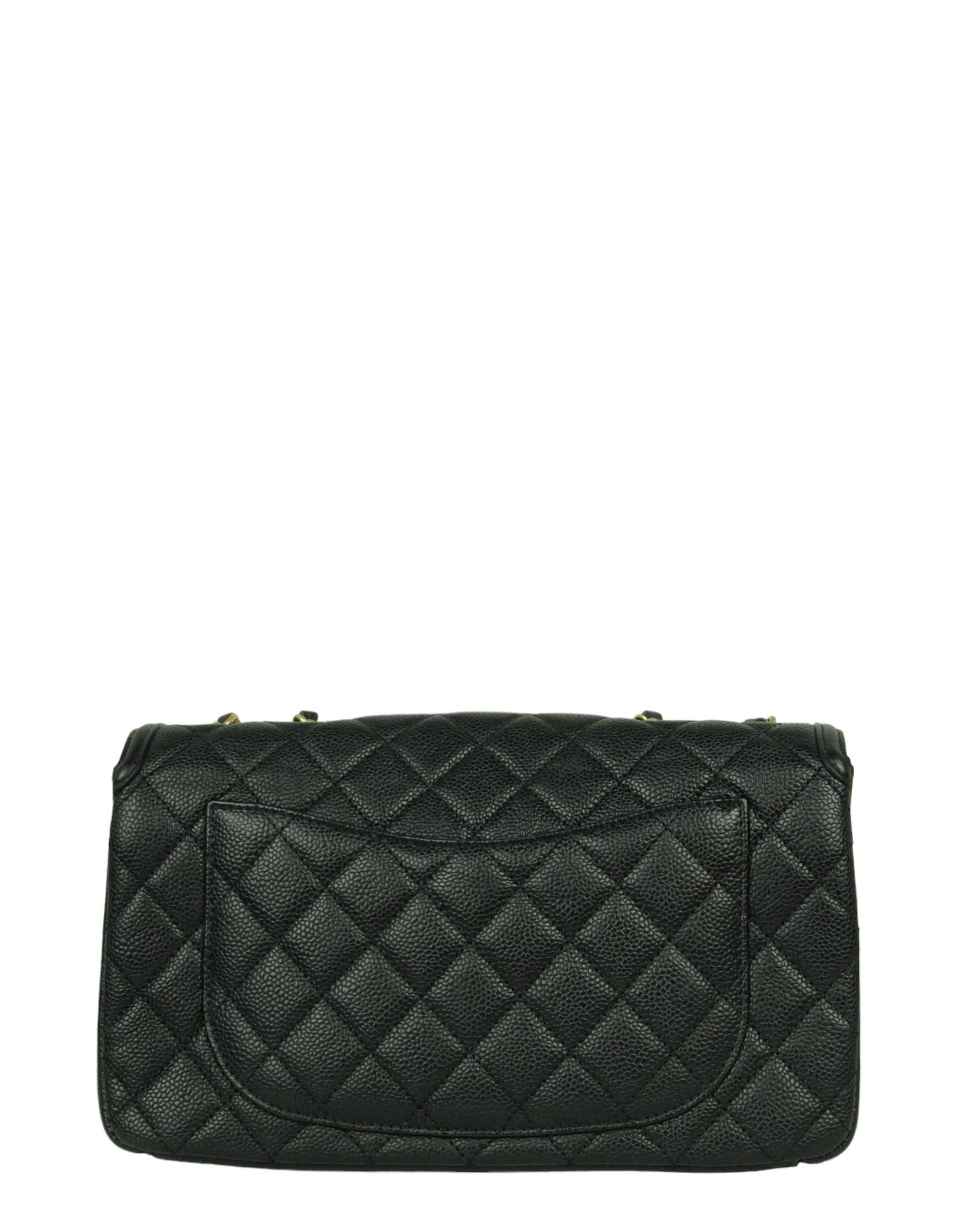 Chanel Bolso Crossbody Filigrana CC Mediano de Piel Caviar Negra en Excelente estado para la venta en New York, NY