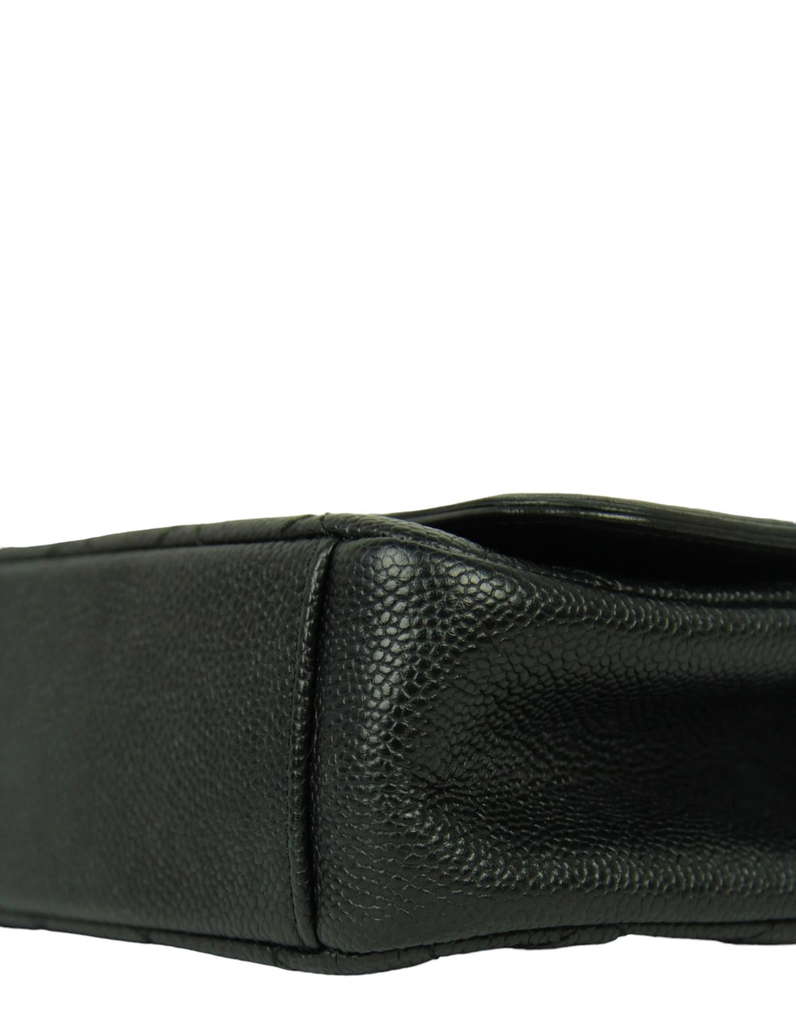Chanel Bolso Crossbody Filigrana CC Mediano de Piel Caviar Negra en venta 1