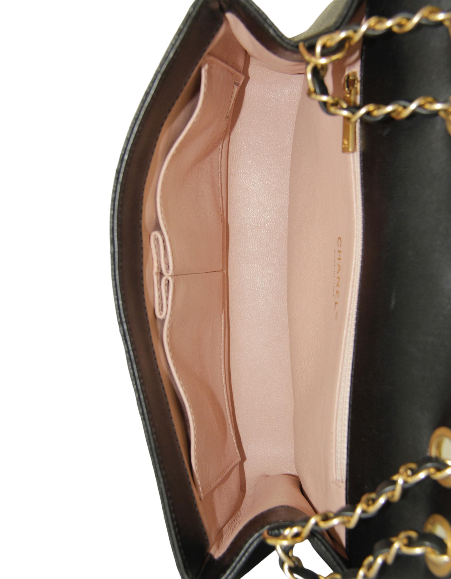 Chanel Bolso Crossbody Filigrana CC Mediano de Piel Caviar Negra en venta 2