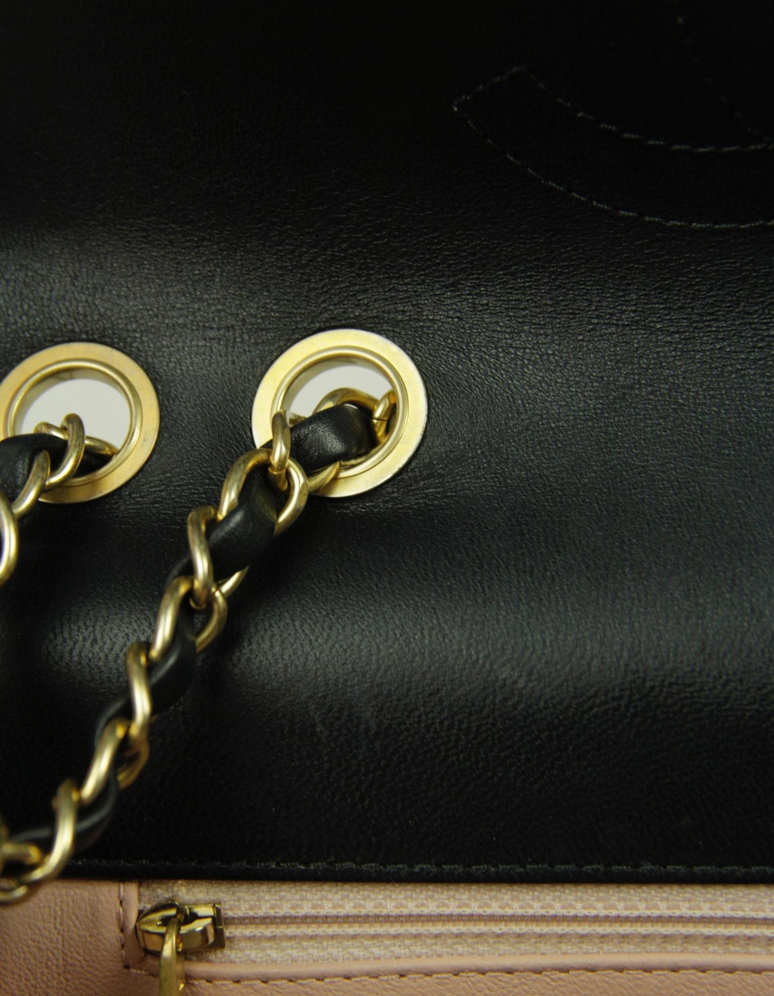 Chanel Bolso Crossbody Filigrana CC Mediano de Piel Caviar Negra en venta 3