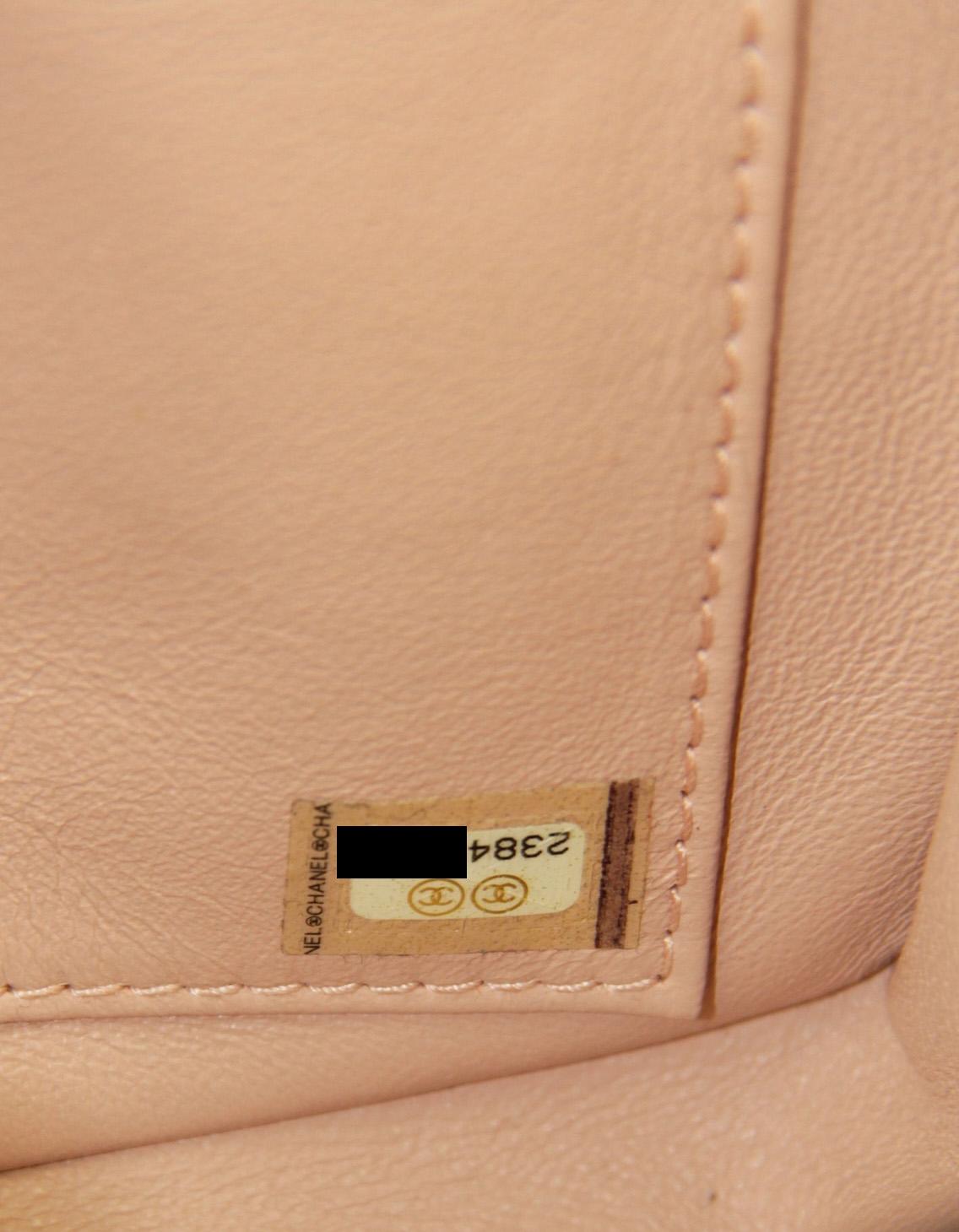 Chanel Bolso Crossbody Filigrana CC Mediano de Piel Caviar Negra en venta 4