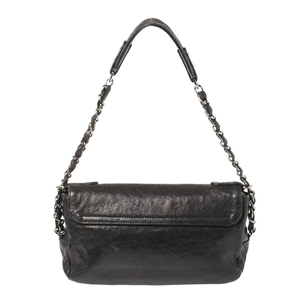 This Chanel Pocket in the City bag will never fail you. Crafted from black leather in France, this gorgeous number has a quilt pattern and CC ogo-detailed pocket on the front flap, and a spacious satin interior. Complete with a single chain and