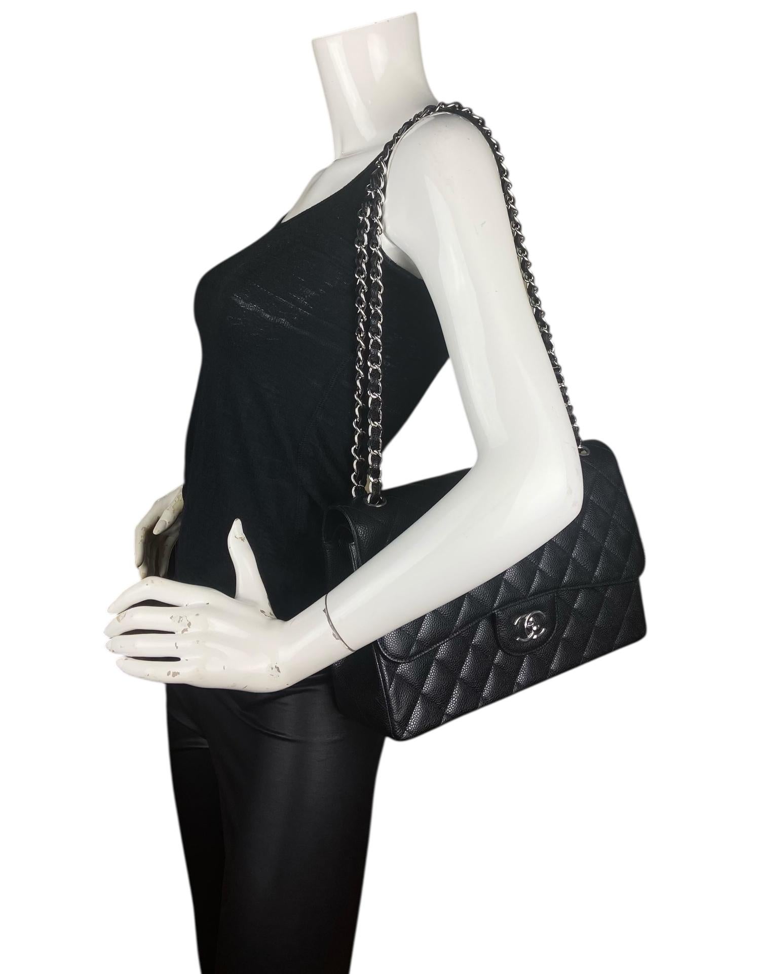 Chanel - Sac classique à double rabat en cuir noir caviar matelassé. 

Fabriqué en : France  
Année de production : 2021-2025
Couleur : Noir 
Matériel : Silvertone
MATERIAL : Cuir caviar
Doublure : Cuir bourgogne
Fermeture/ouverture : Rabat