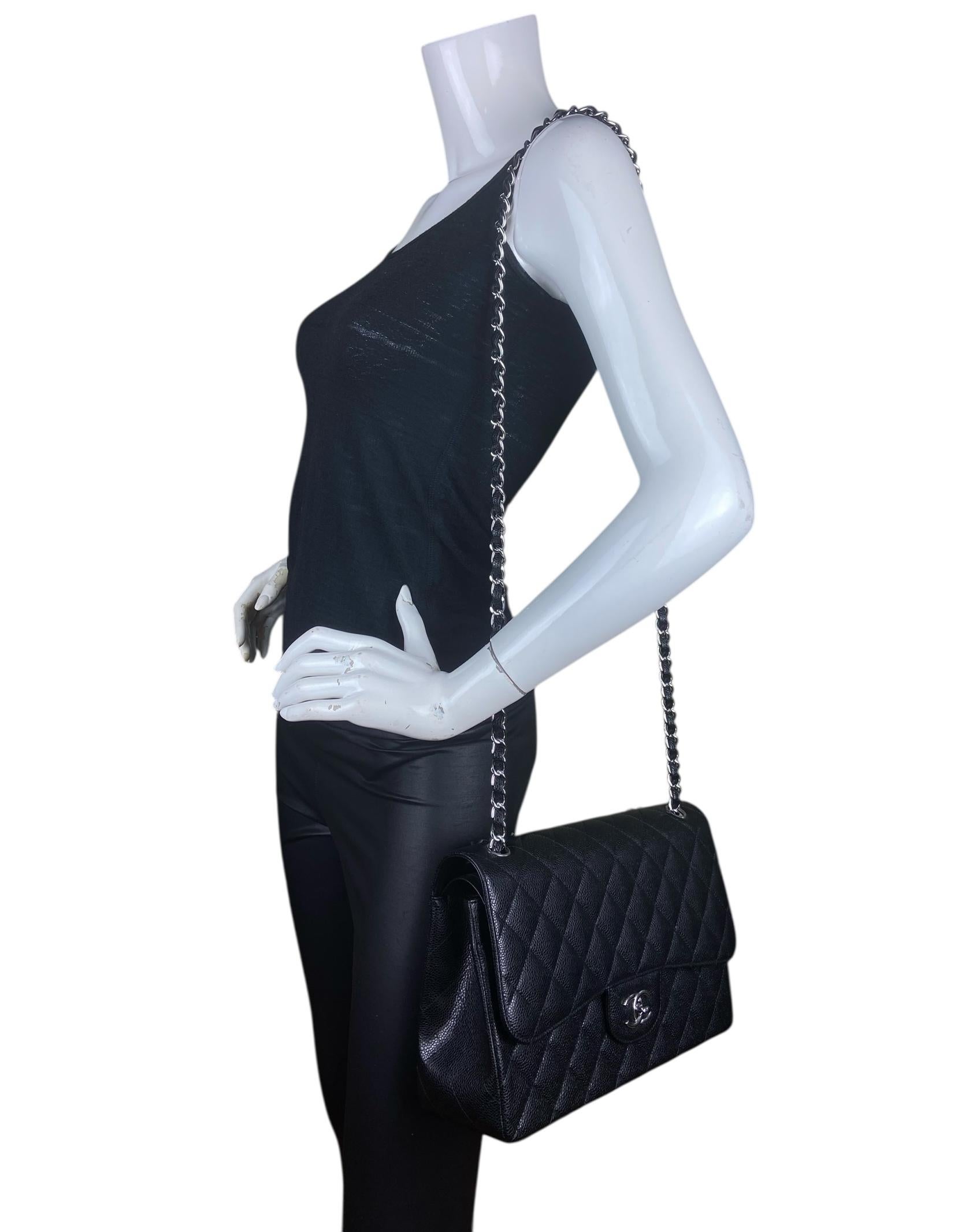 Noir Chanel - Sac classique à double rabat en cuir noir caviar matelassé. en vente