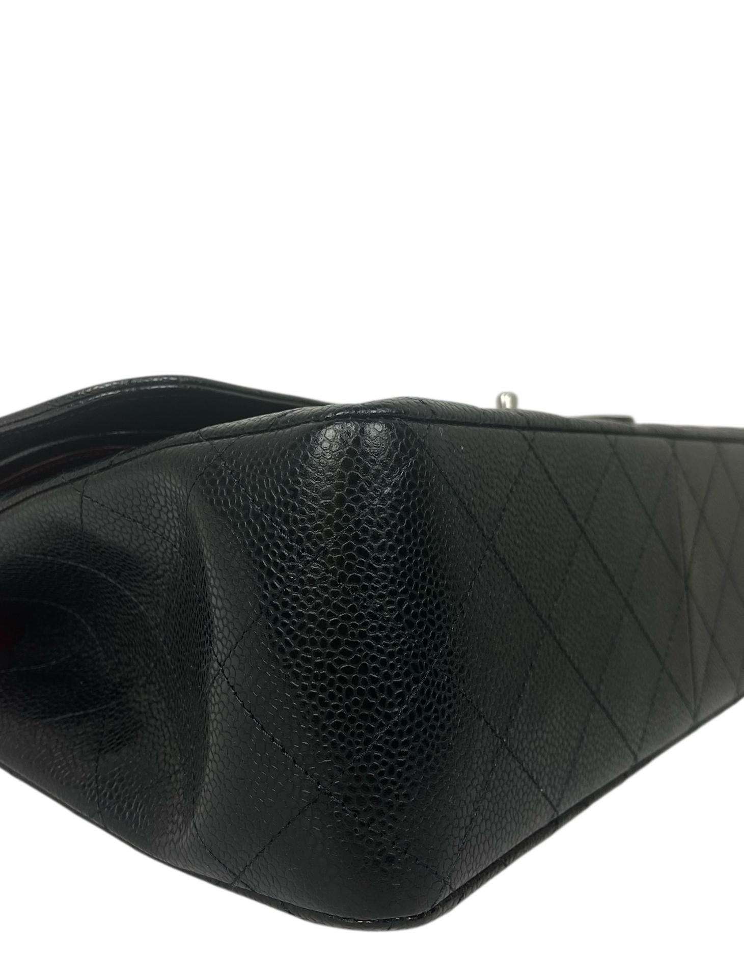 Chanel - Sac classique à double rabat en cuir noir caviar matelassé. Pour femmes en vente