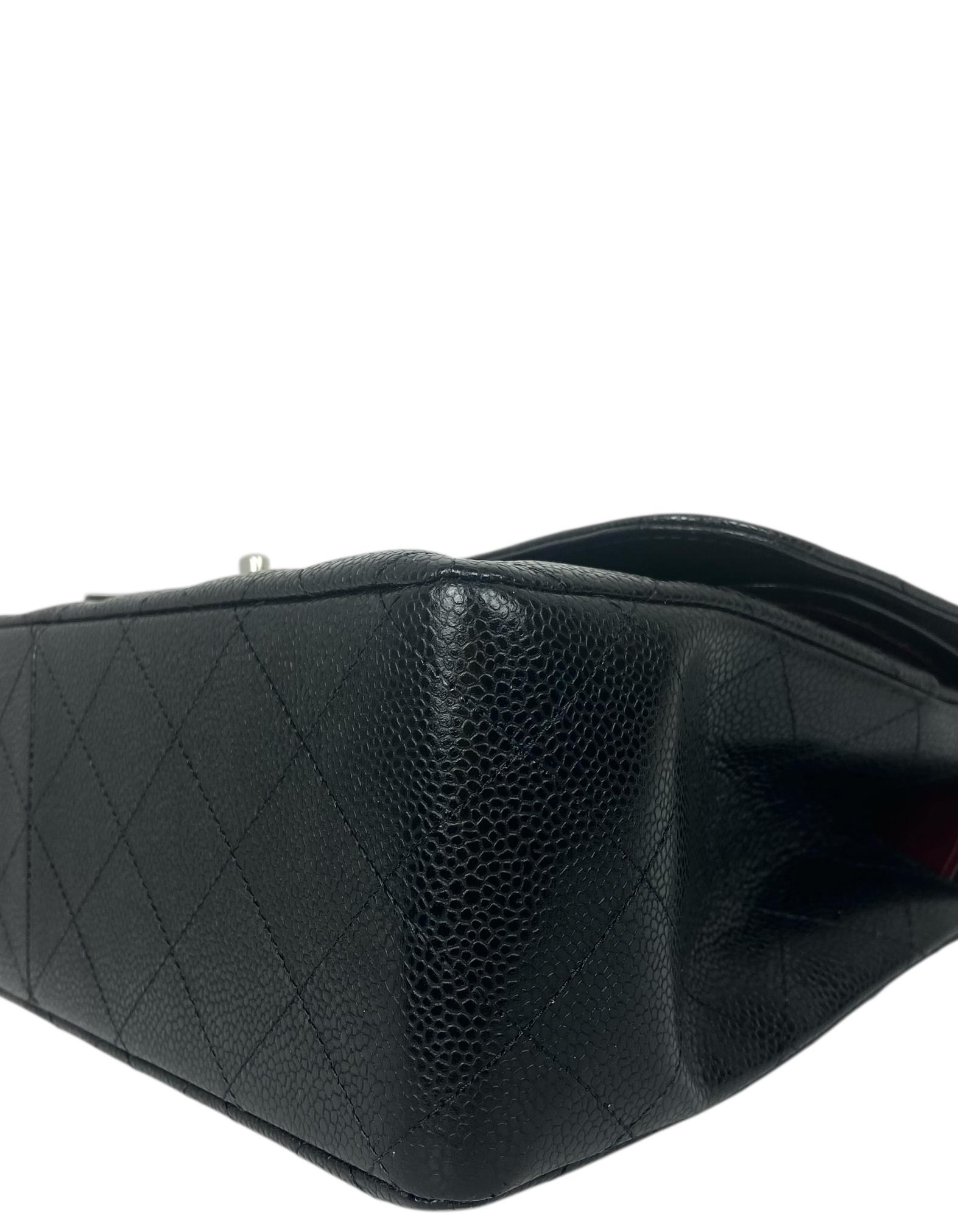 Chanel - Sac classique à double rabat en cuir noir caviar matelassé. en vente 1