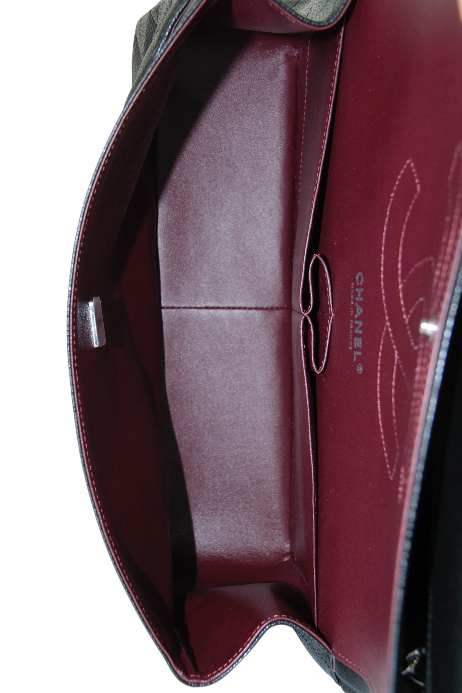 Chanel - Sac classique à double rabat en cuir noir caviar matelassé. en vente 2