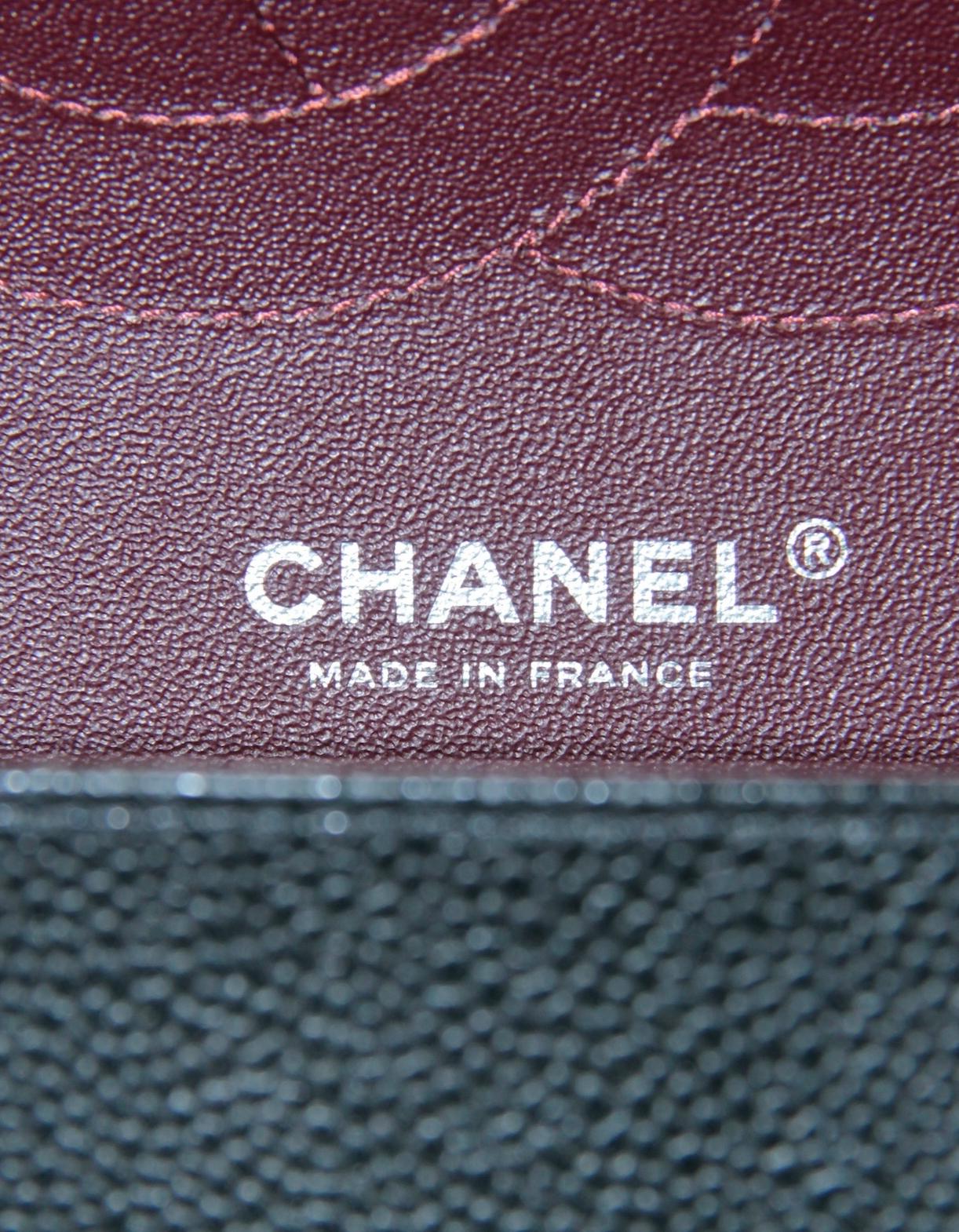 Chanel - Sac classique à double rabat en cuir noir caviar matelassé. en vente 3