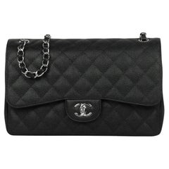 Chanel Borsa Classic Leather trapuntata con doppia patta Jumbo in Caviale Nero