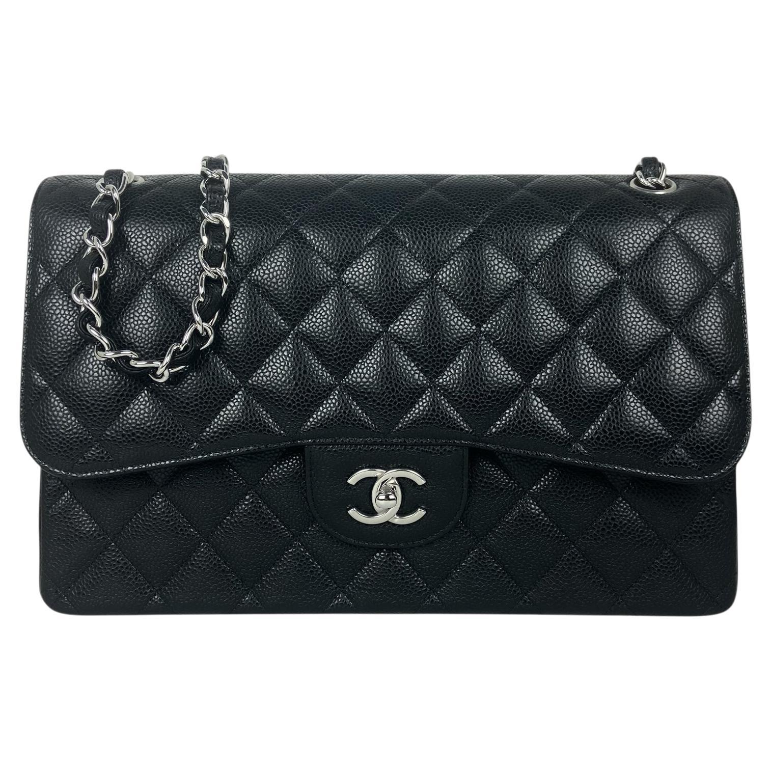 Chanel - Sac classique à double rabat en cuir noir caviar matelassé. en vente