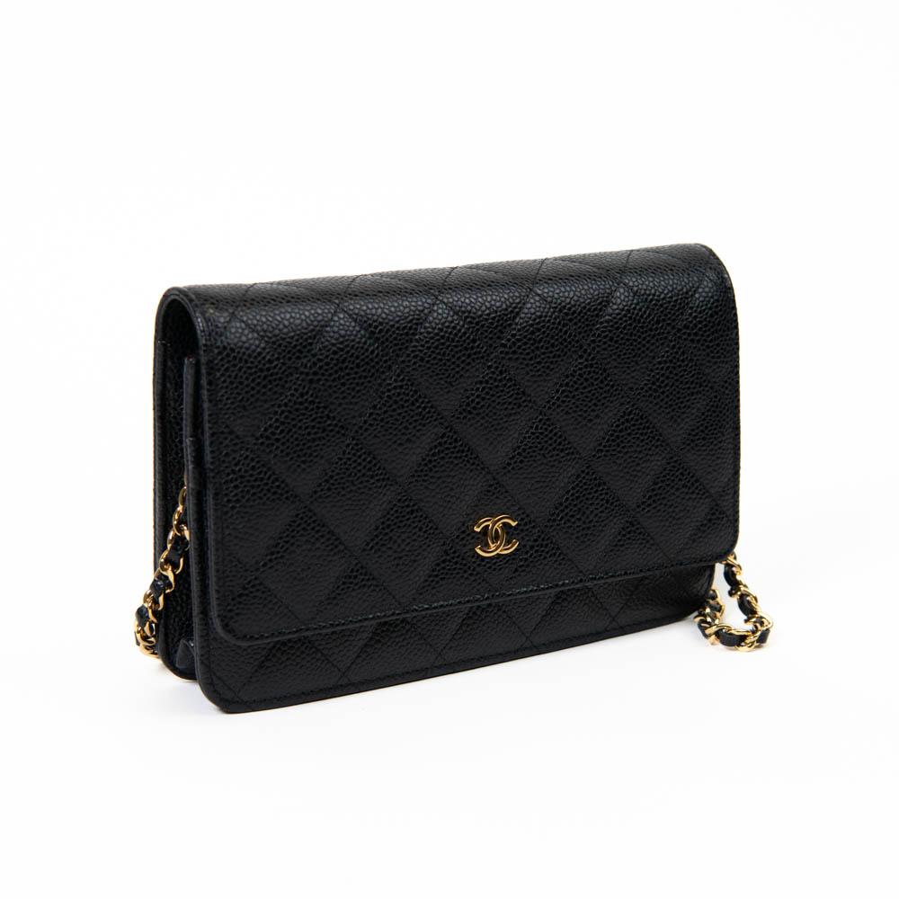 100% Authentic 

This stylish wallet is crafted of luxuriously textured diamond quilted caviar leather in black. This shoulder bag features a polished gold chain-link crossbody strap and a polished gold Chanel CC logo on the facing flap. The bag